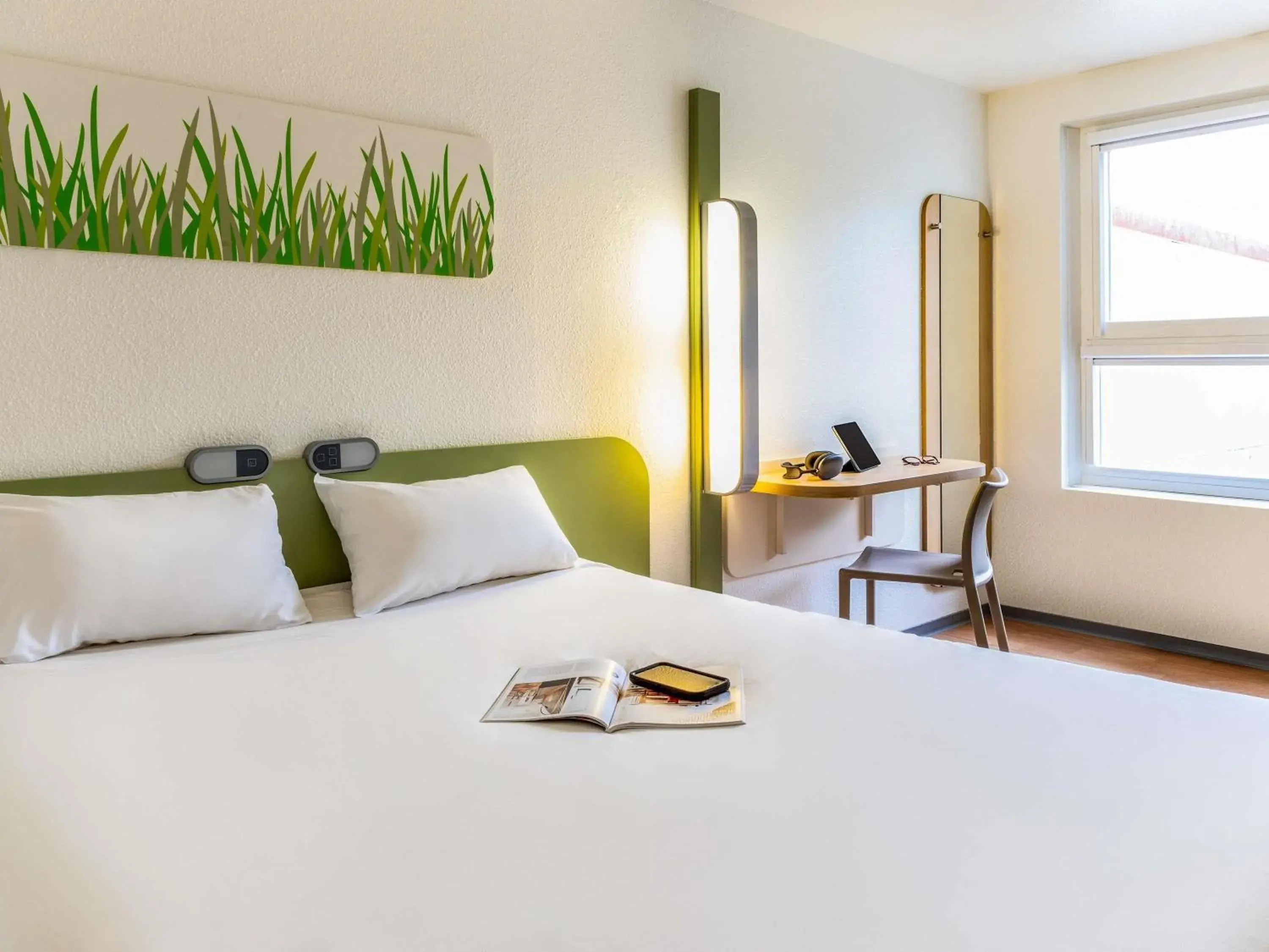 Bedroom, Bed in ibis budget Compiègne Centre-Ville Bedroom, Bed in ibis budget Compiègne Centre-Ville