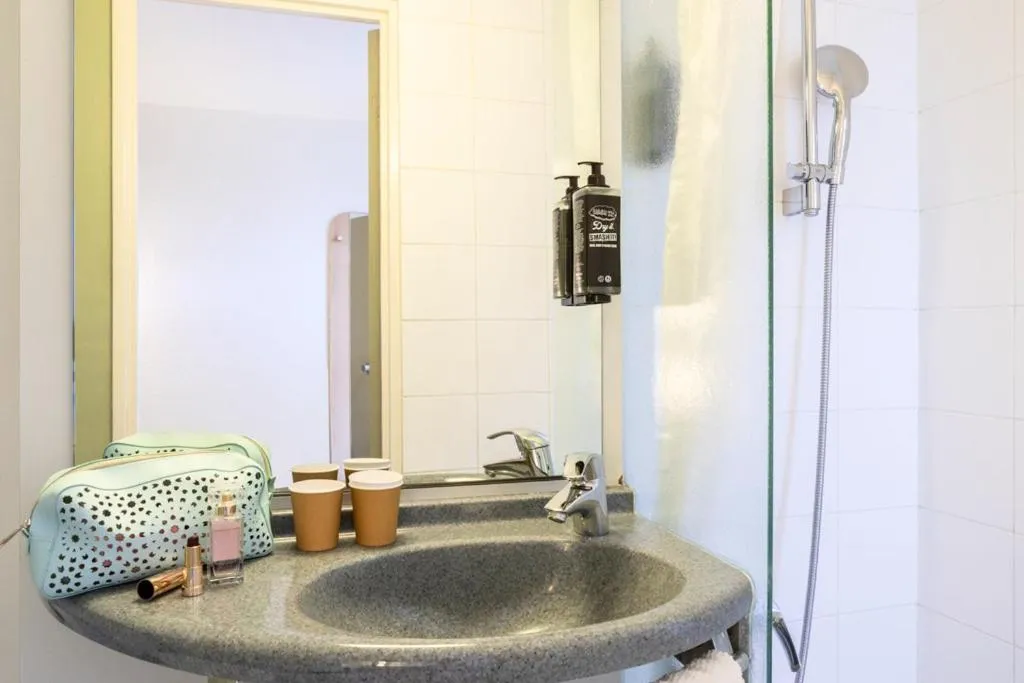 Shower in ibis budget Compiègne Centre-Ville