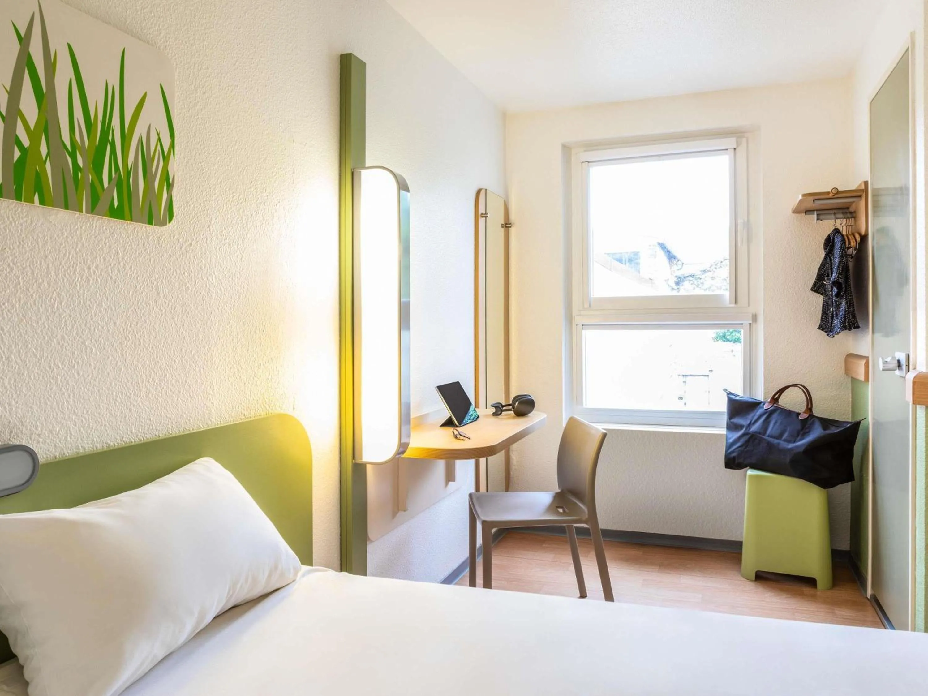 Bedroom, Bed in ibis budget Compiègne Centre-Ville