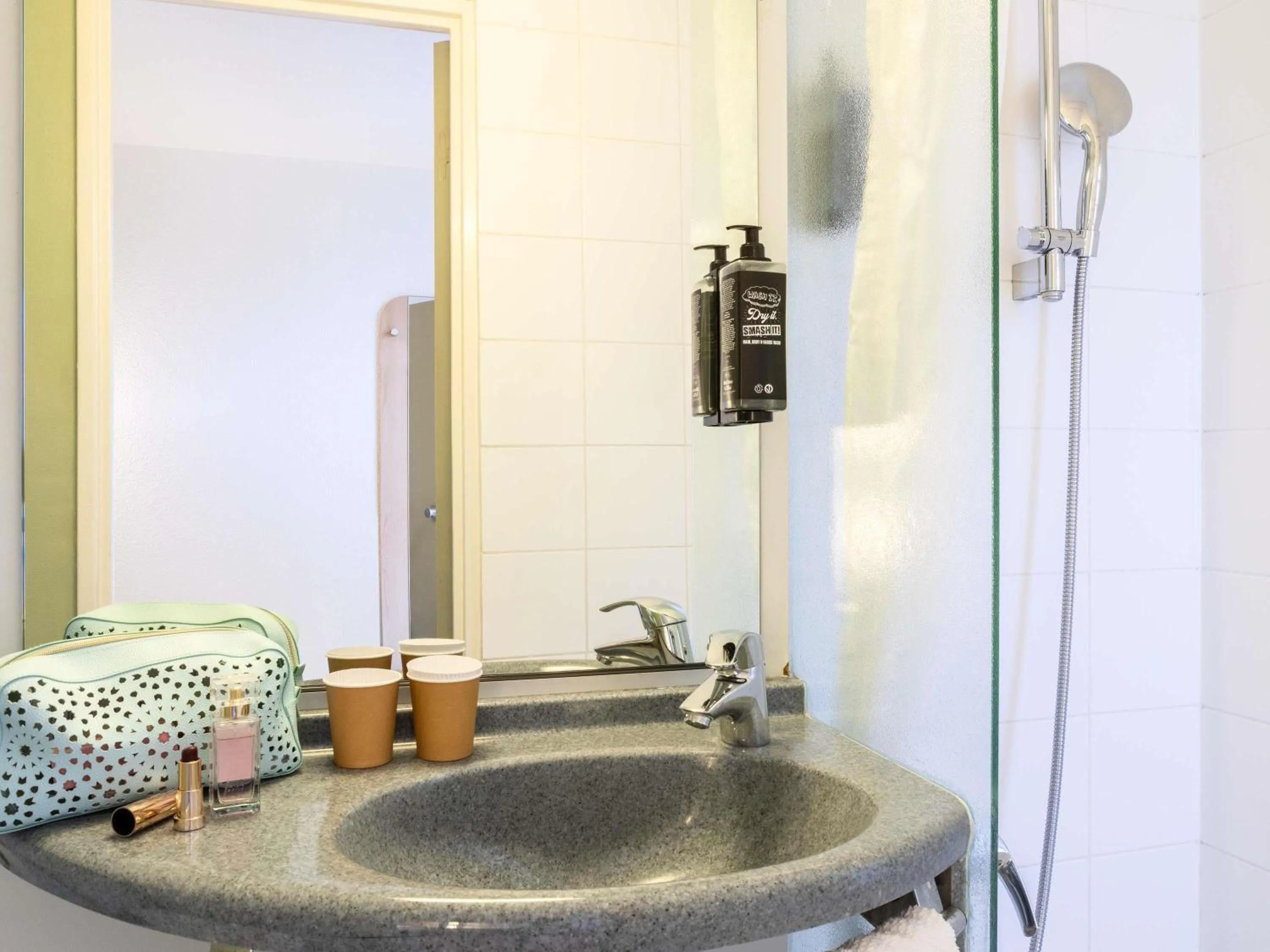 Bedroom in ibis budget Compiègne Centre-Ville