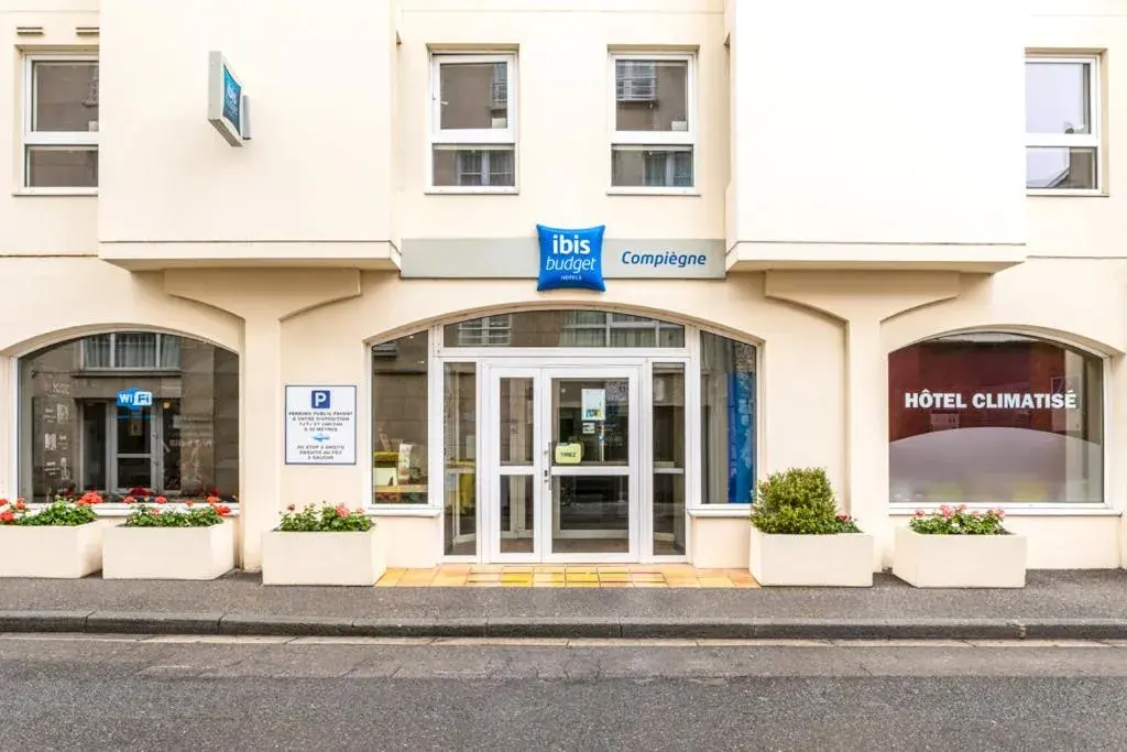 Facade/entrance in ibis budget Compiègne Centre-Ville Facade/entrance in ibis budget Compiègne Centre-Ville