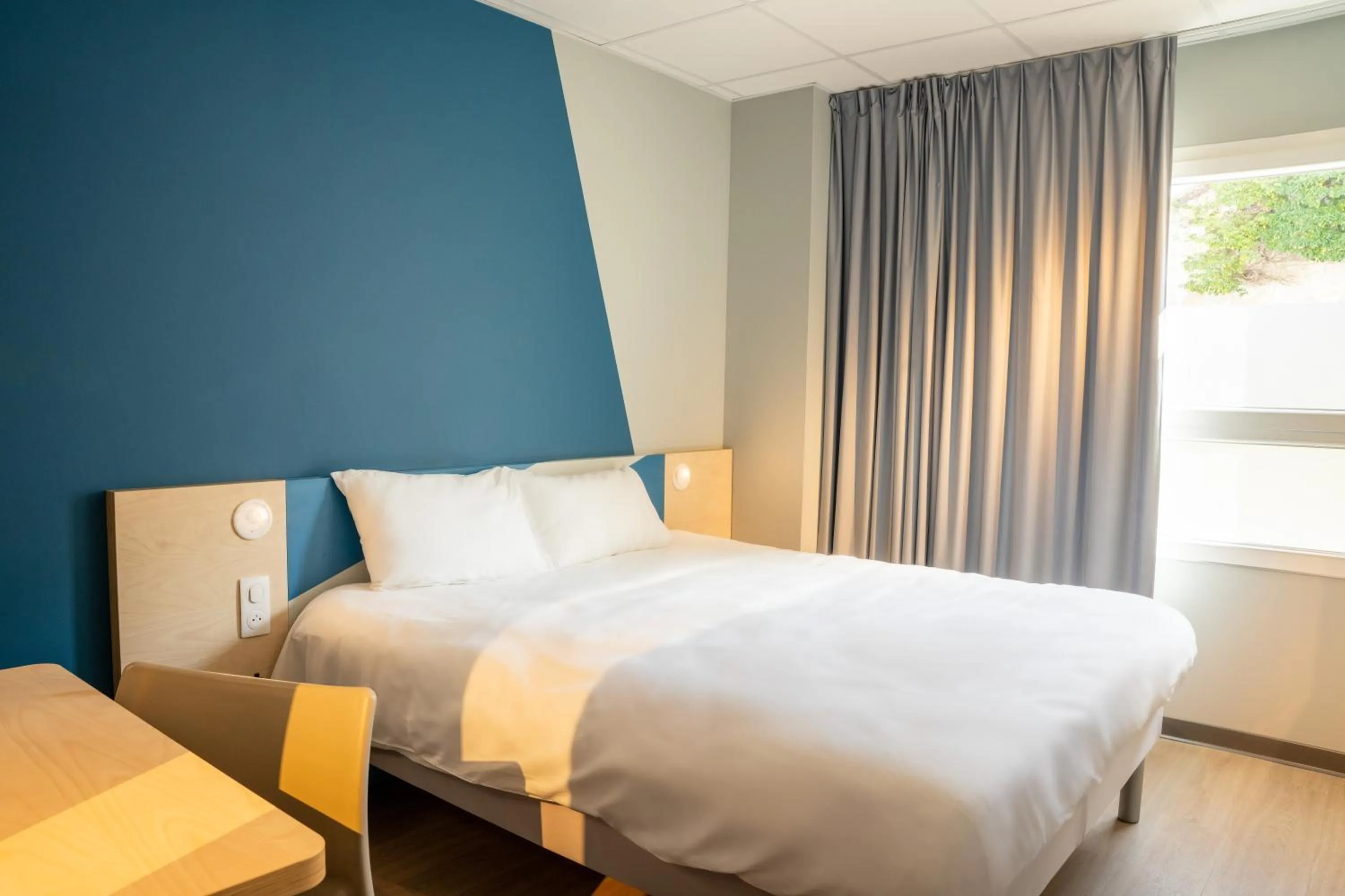 Bedroom, Bed in ibis budget Compiègne Centre-Ville