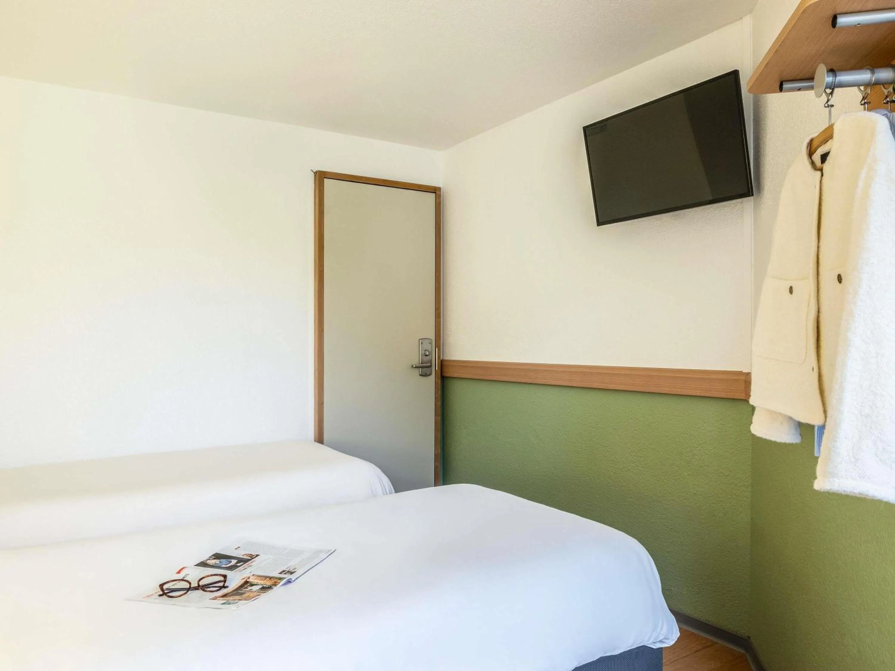 Bedroom, Bed in ibis budget Compiègne Centre-Ville