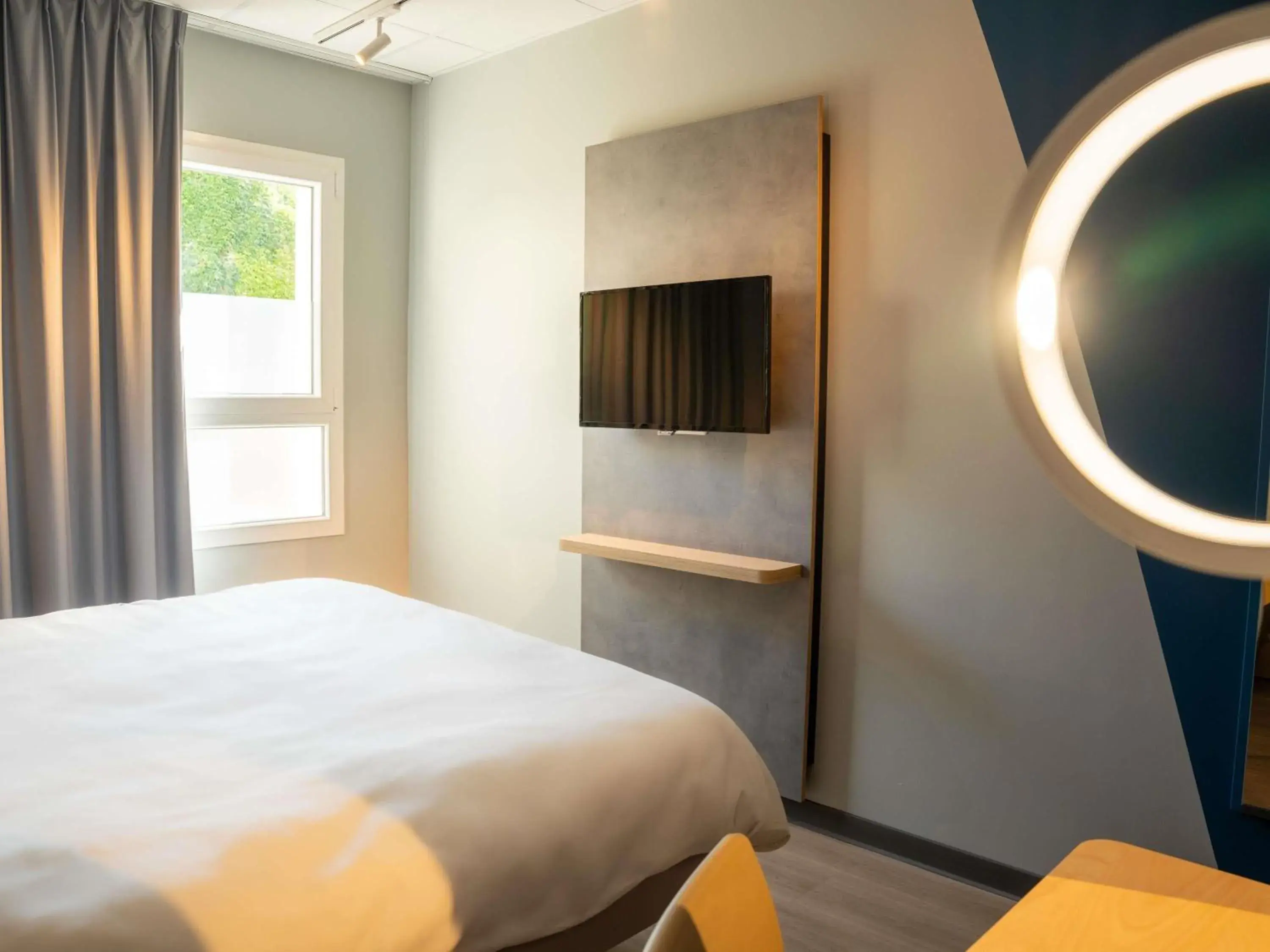 Bedroom, Bed in ibis budget Compiègne Centre-Ville Bedroom, Bed in ibis budget Compiègne Centre-Ville