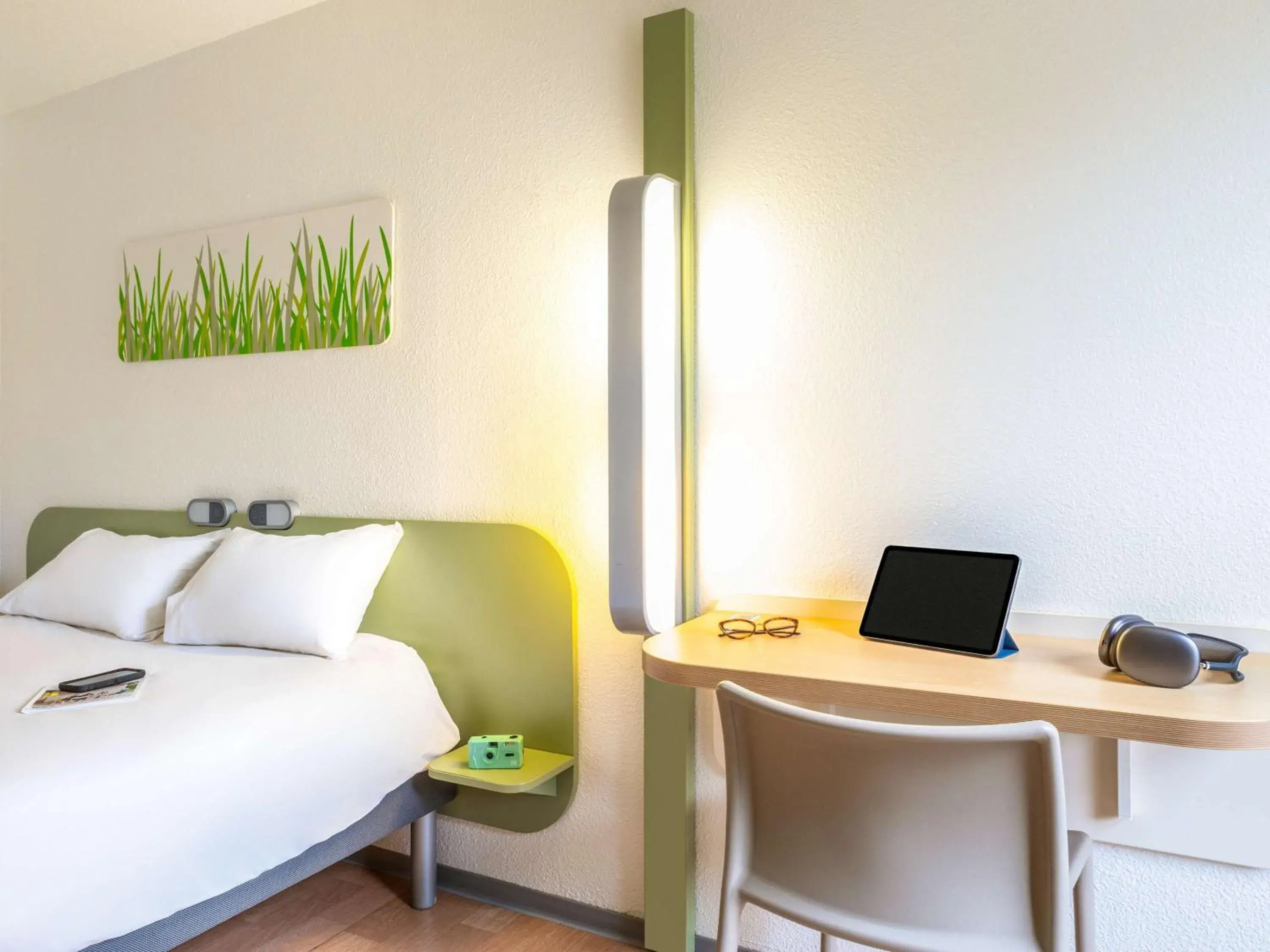 Bedroom, Bed in ibis budget Compiègne Centre-Ville Bedroom, Bed in ibis budget Compiègne Centre-Ville