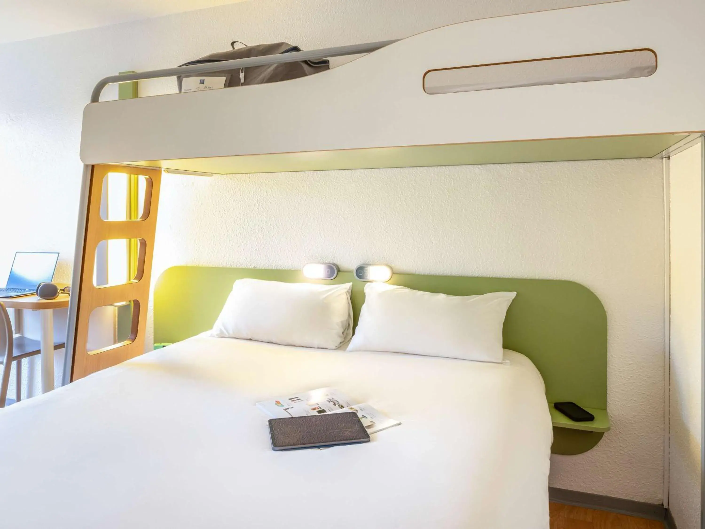 Bedroom, Bed in ibis budget Compiègne Centre-Ville Bedroom, Bed in ibis budget Compiègne Centre-Ville