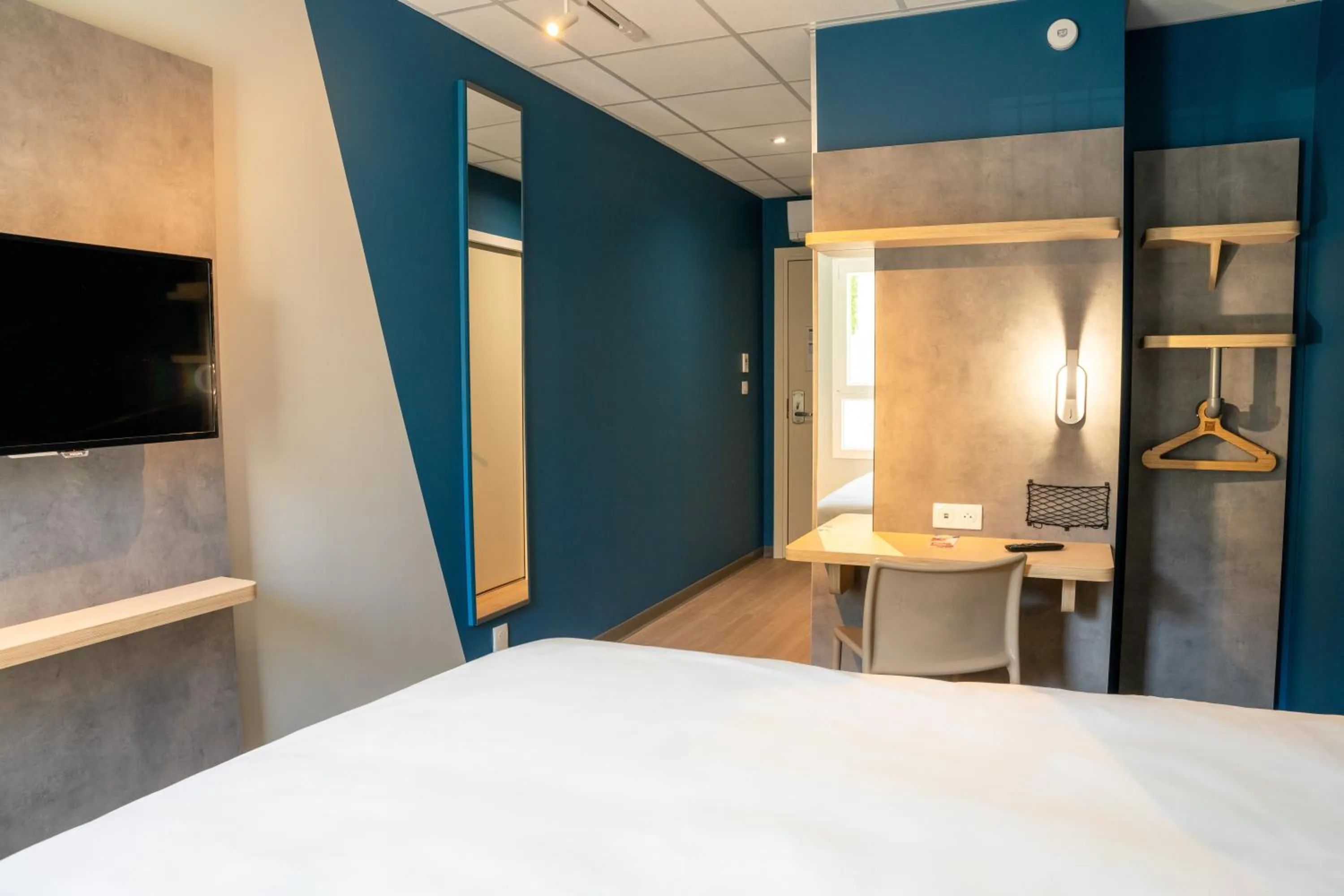 Bedroom, Bed in ibis budget Compiègne Centre-Ville