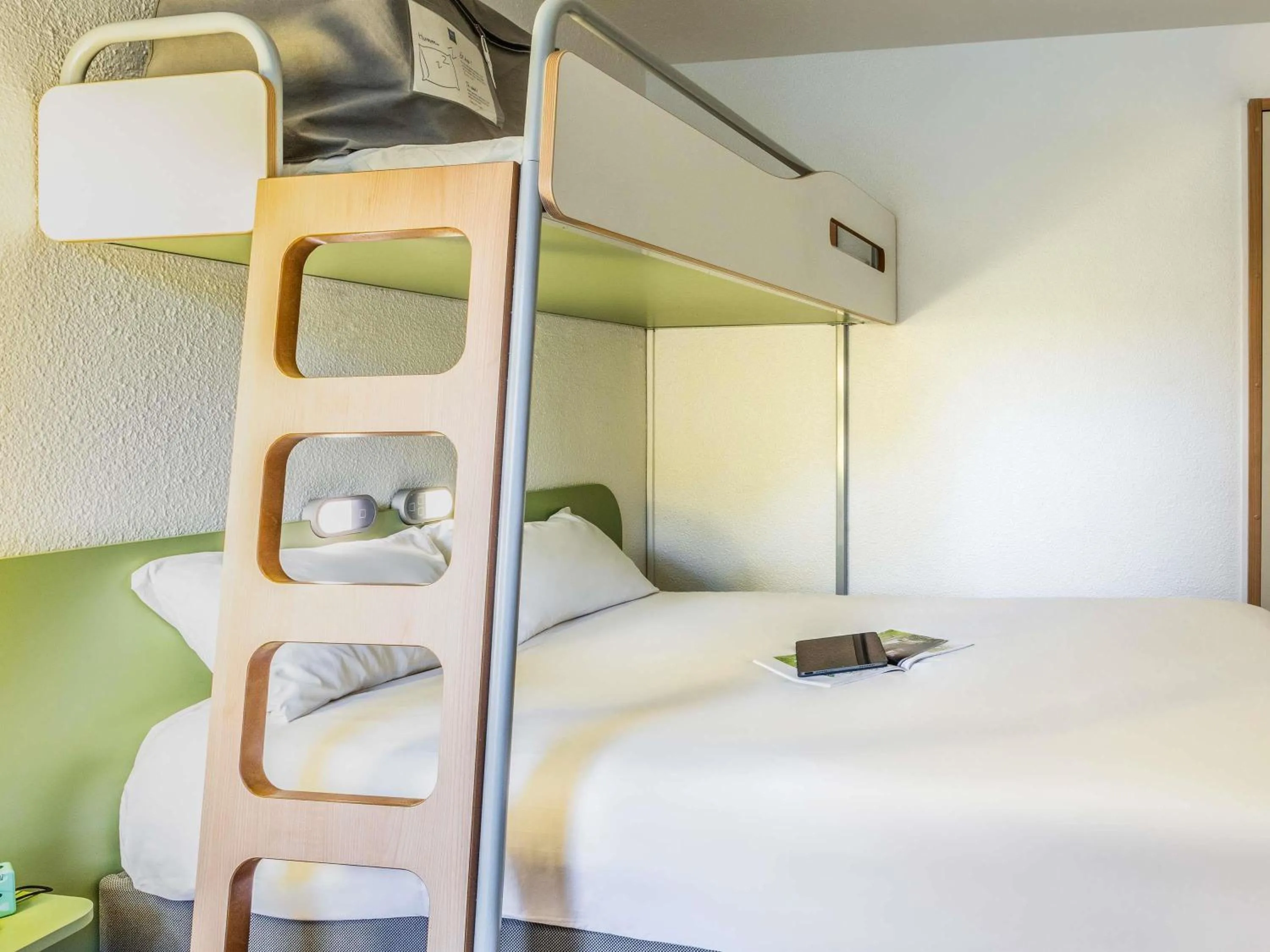 Bedroom, Bed in ibis budget Compiègne Centre-Ville