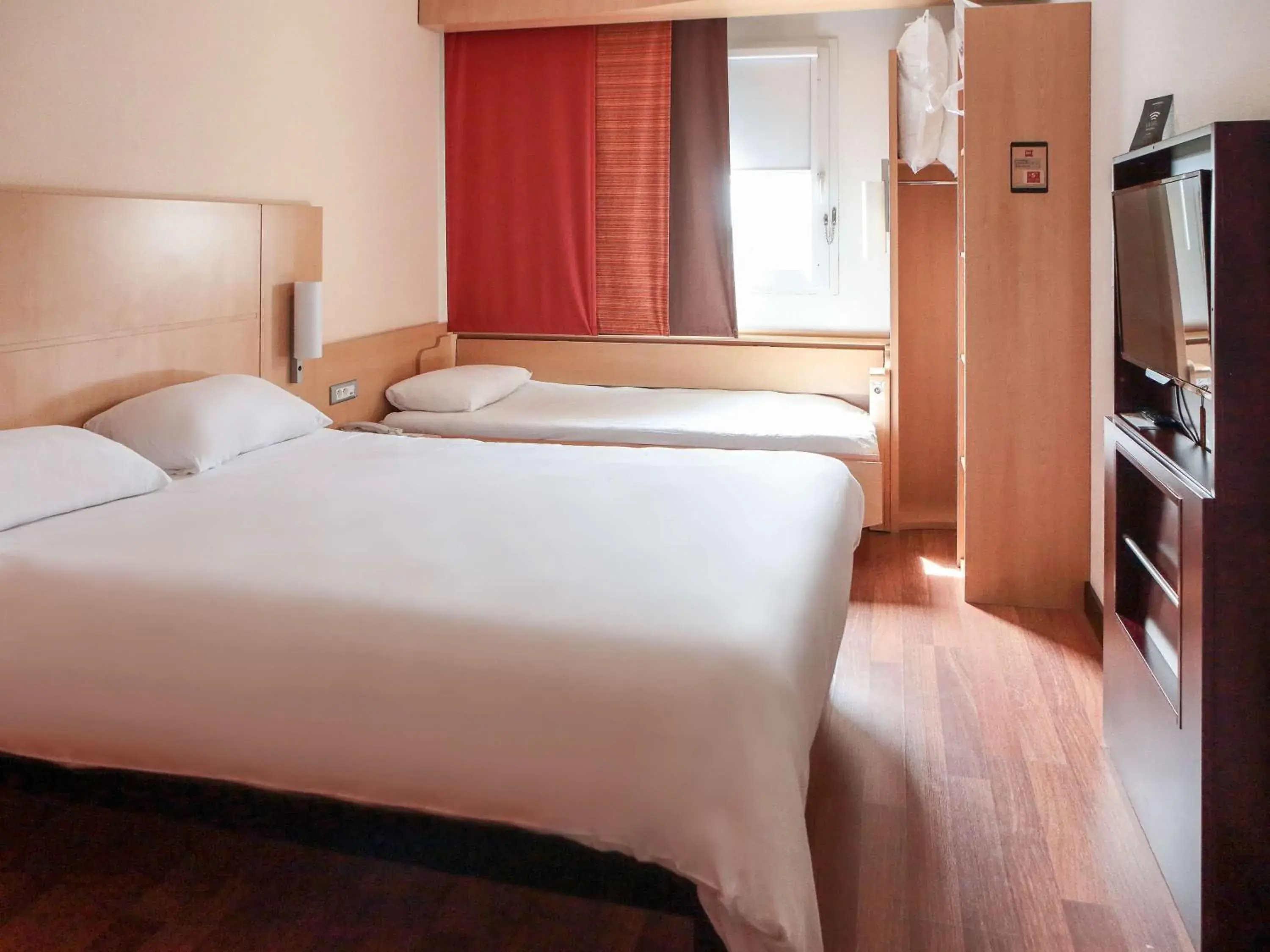 Bedroom, Bed in ibis Beauvais Aéroport Bedroom, Bed in ibis Beauvais Aéroport