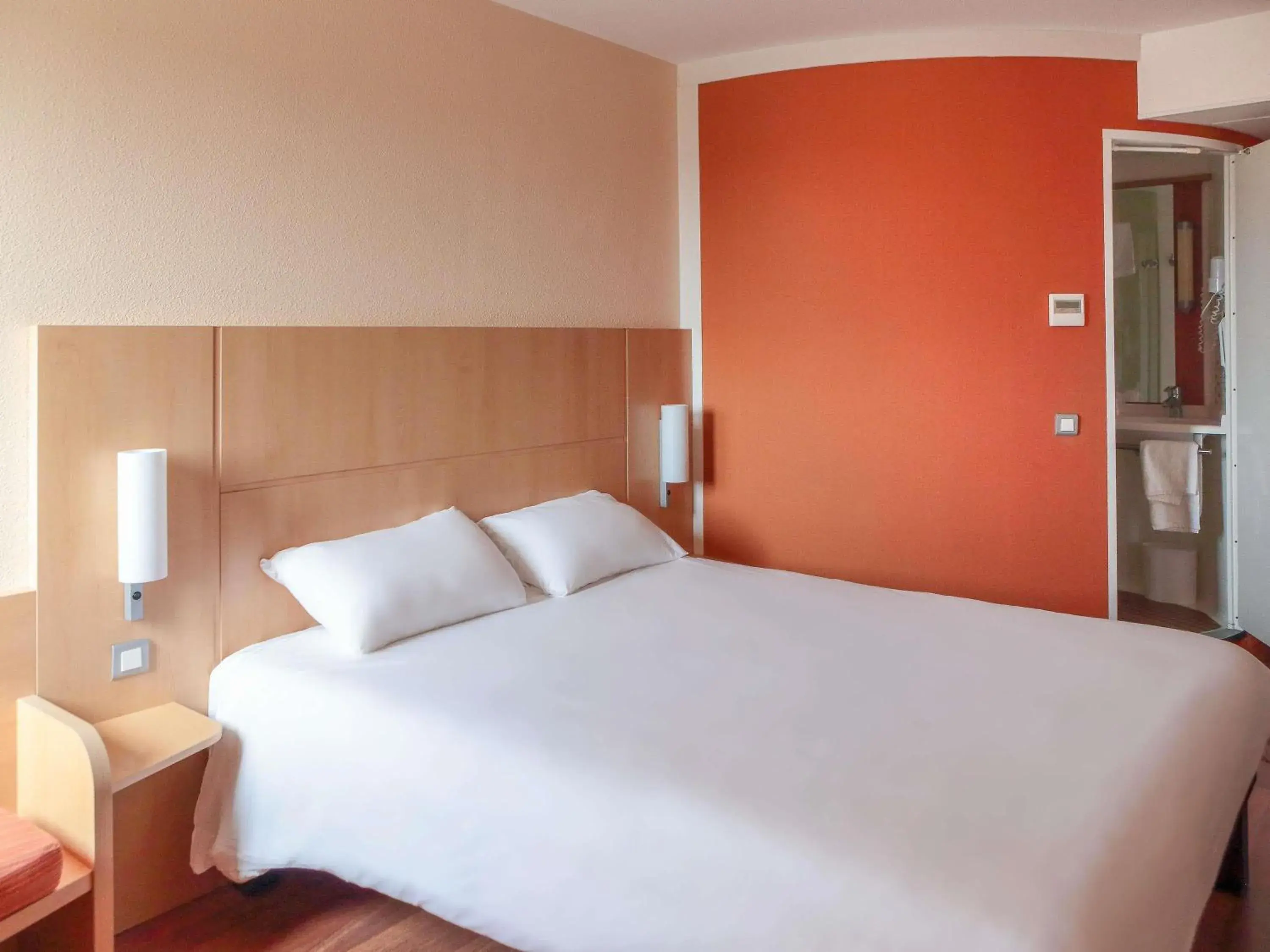 Bedroom, Bed in ibis Beauvais Aéroport Bedroom, Bed in ibis Beauvais Aéroport