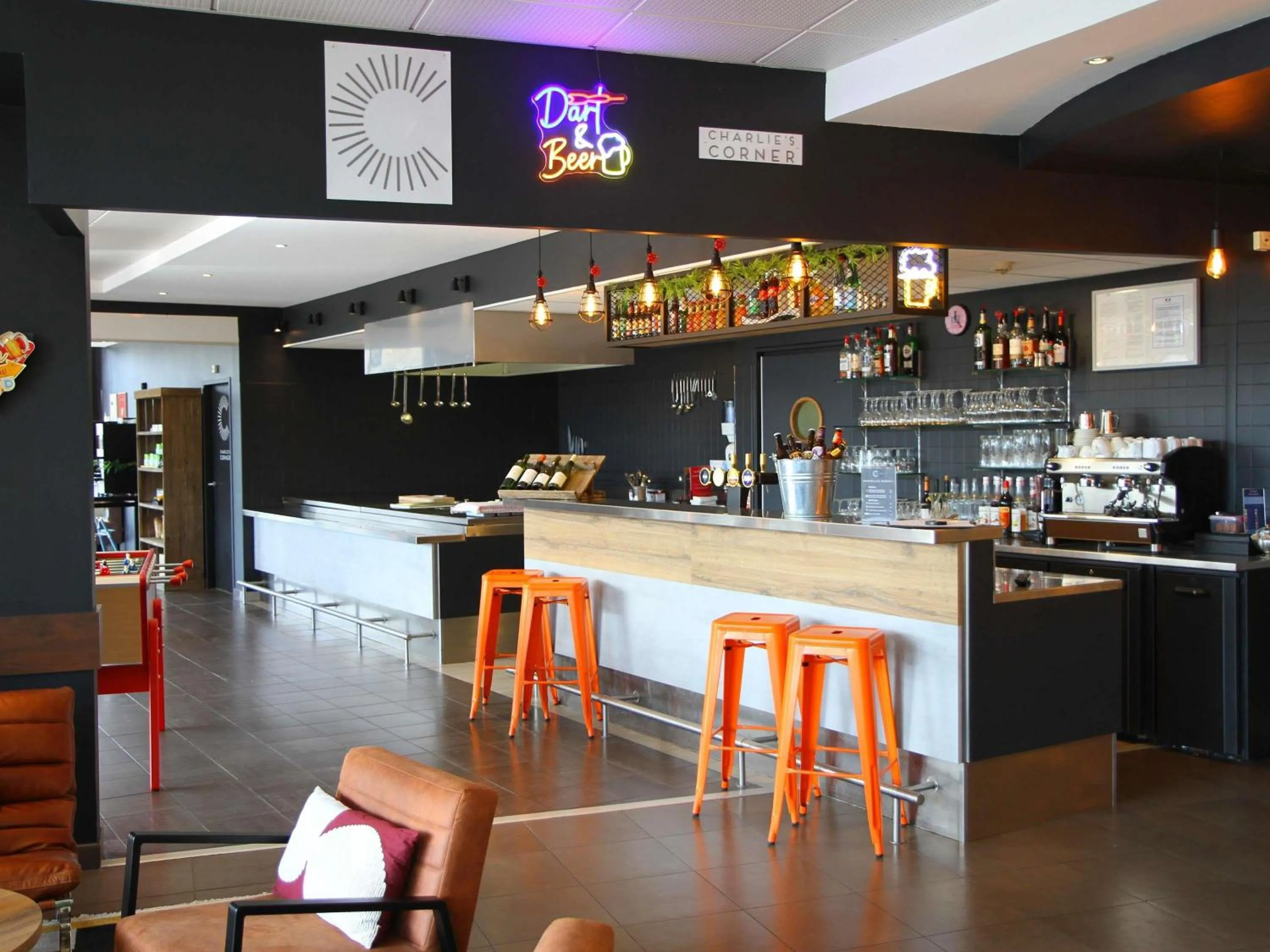 Lounge or bar in ibis Beauvais Aéroport