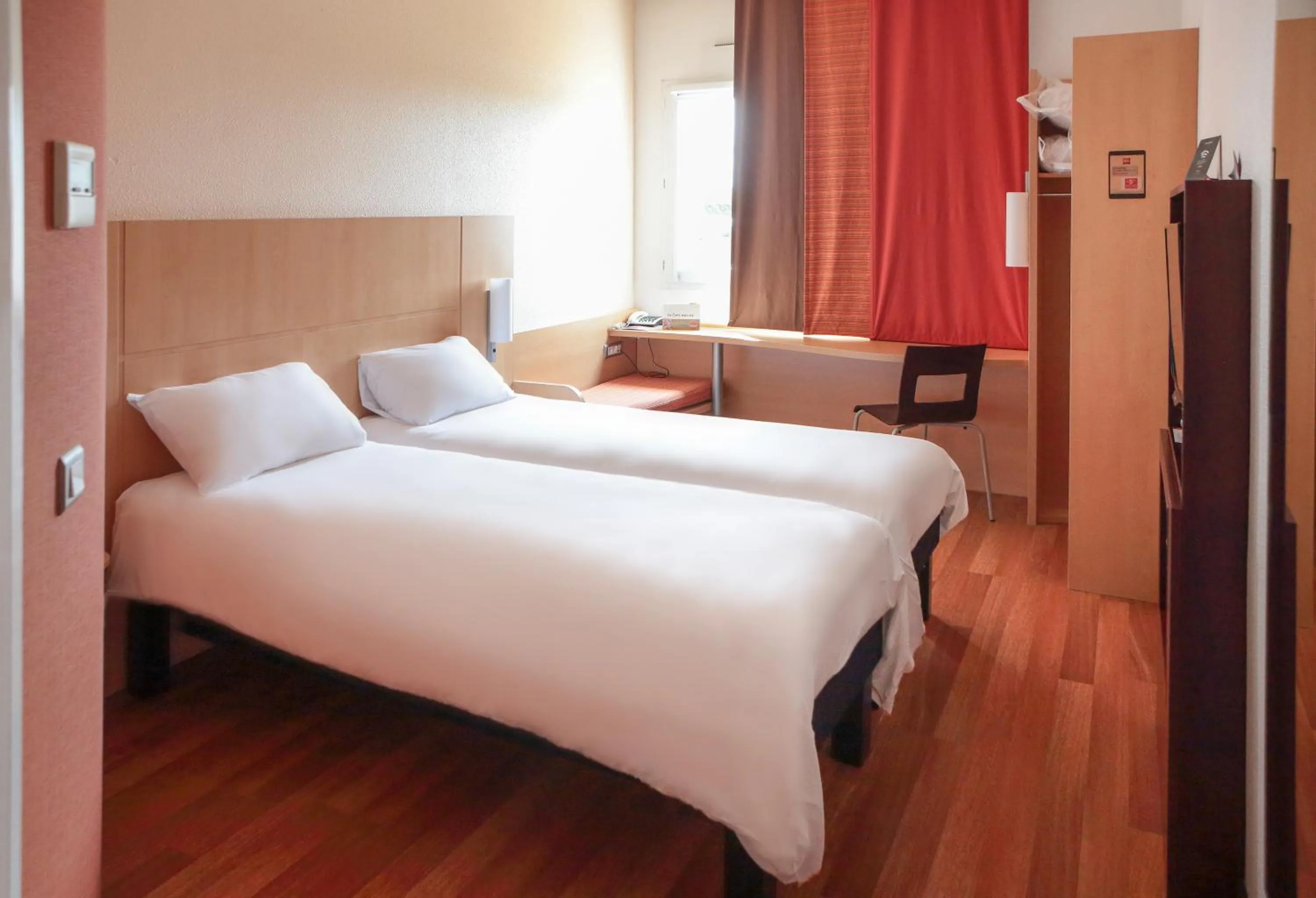 Bedroom, Bed in ibis Beauvais Aéroport