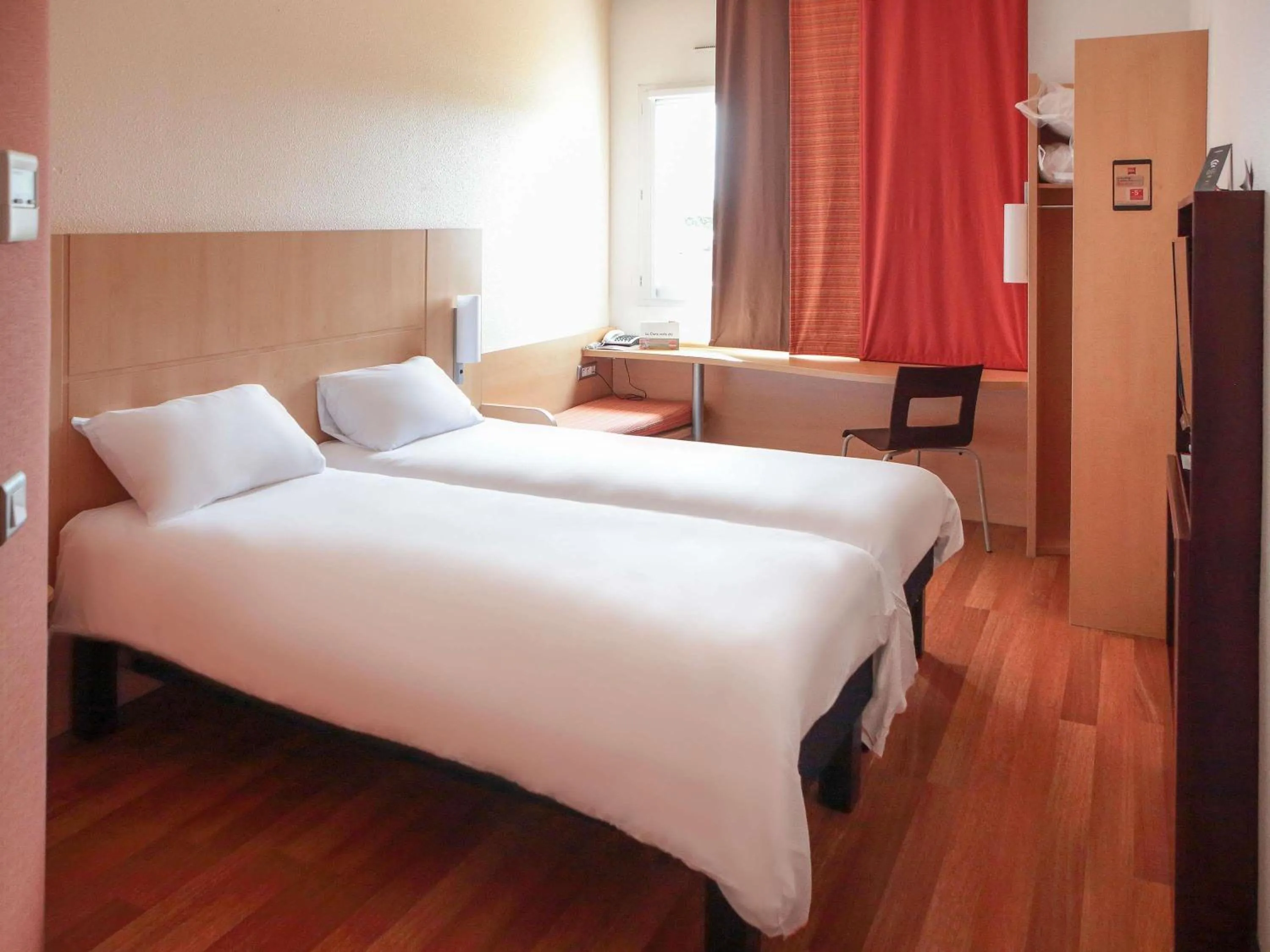 Bedroom, Bed in ibis Beauvais Aéroport