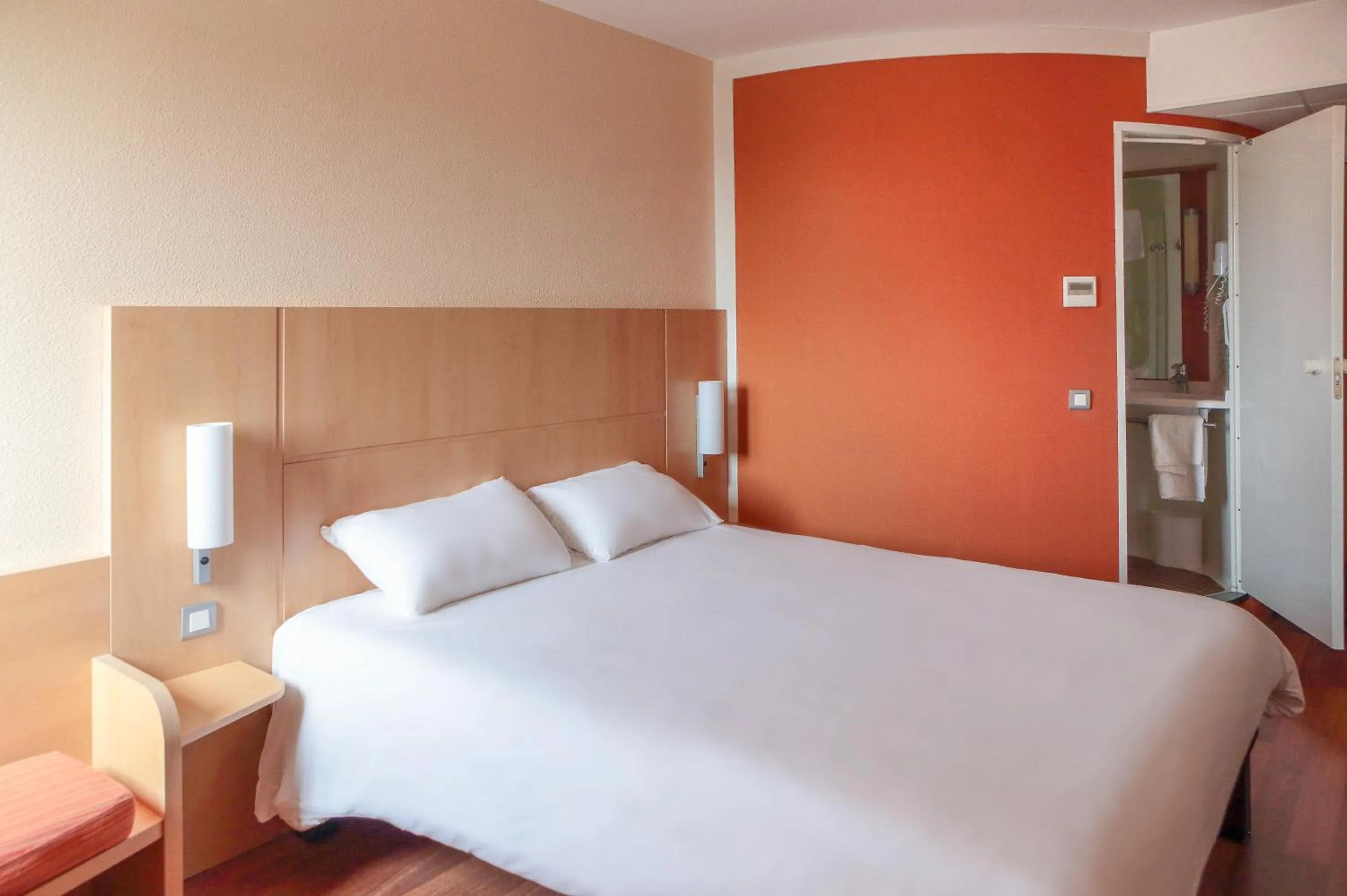 Bedroom, Bed in ibis Beauvais Aéroport