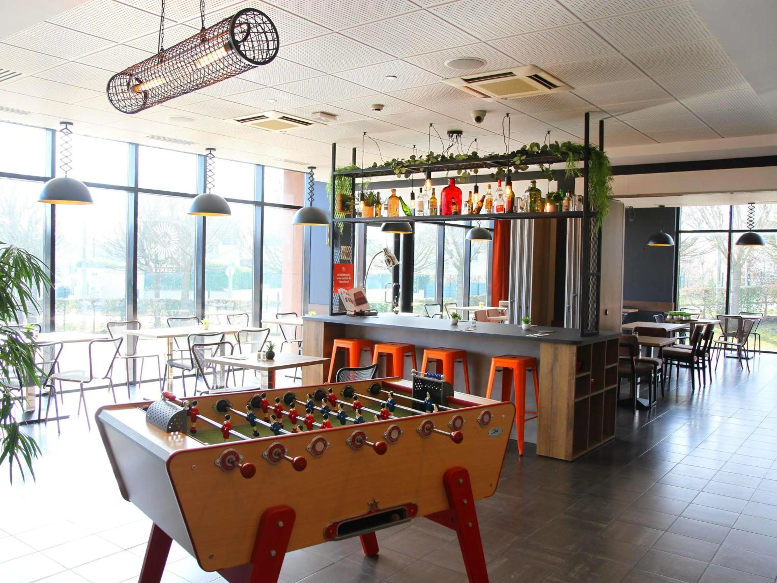 Lounge or bar in ibis Beauvais Aéroport