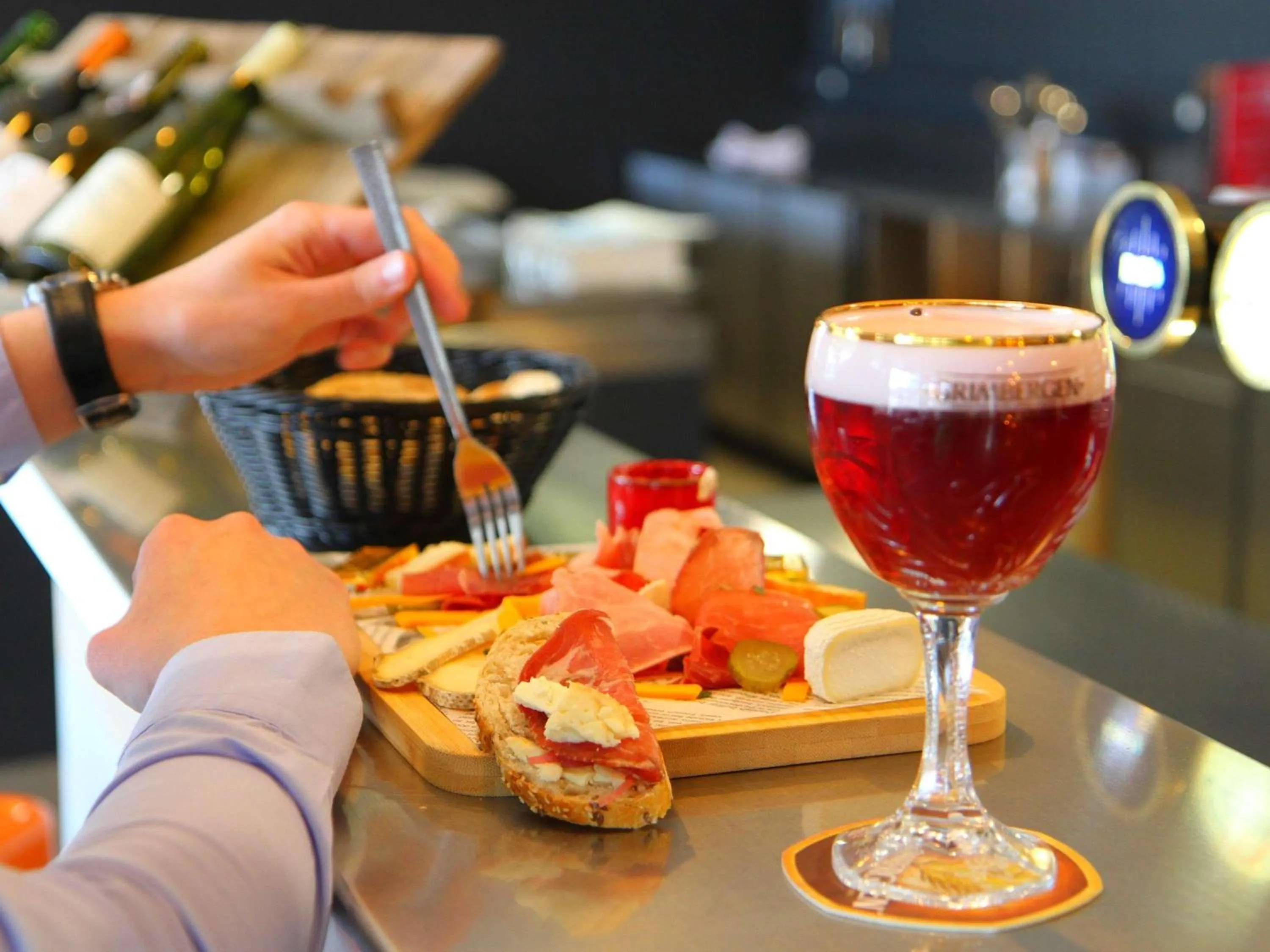 Lounge or bar in ibis Beauvais Aéroport