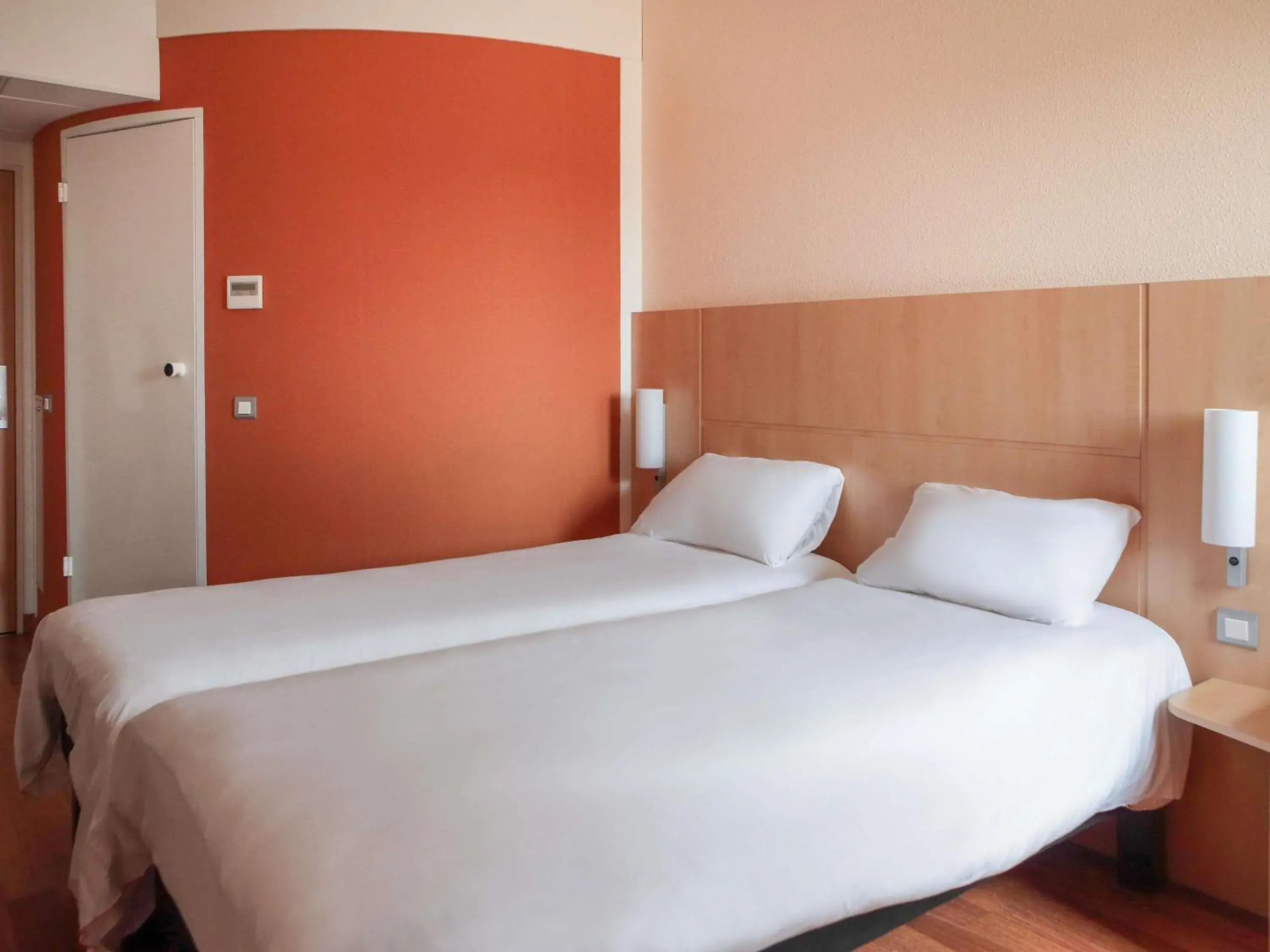 Standard Twin Room in ibis Beauvais Aéroport Standard Twin Room in ibis Beauvais Aéroport