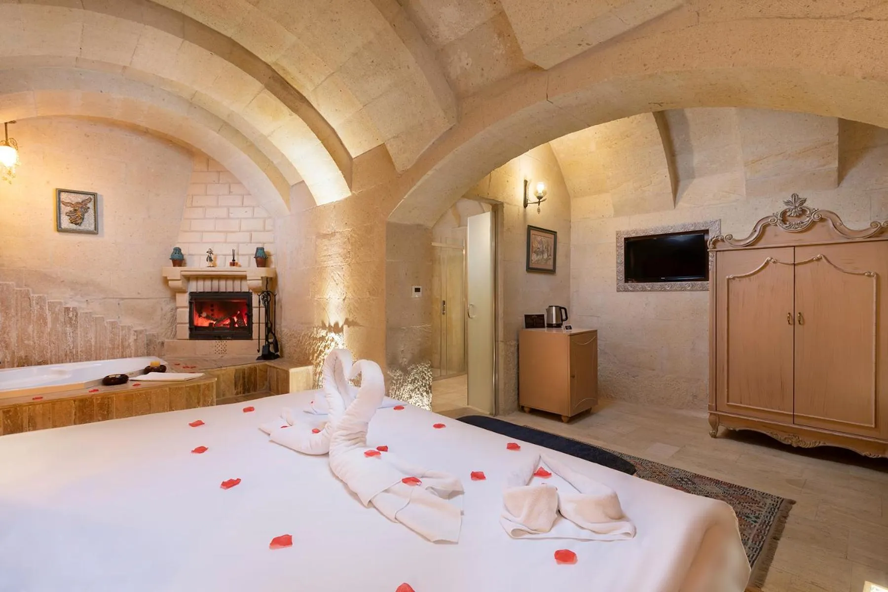 Photo of the whole room, Bed in Elysion Cave Suites