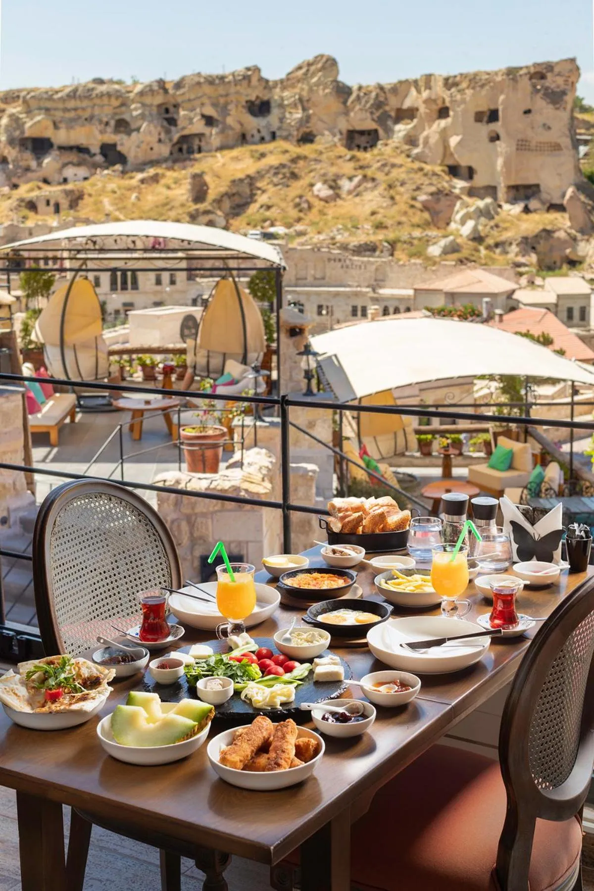 Restaurant/places to eat in Elysion Cave Suites