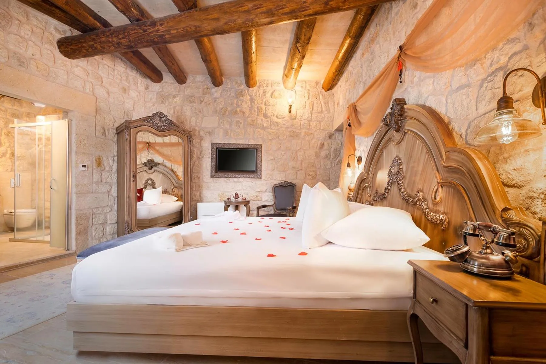 Photo of the whole room, Bed in Elysion Cave Suites