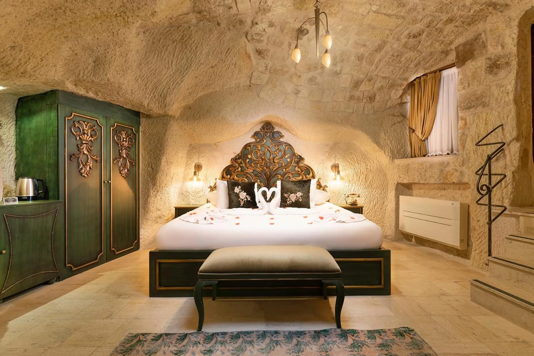 Photo of the whole room, Bed in Elysion Cave Suites