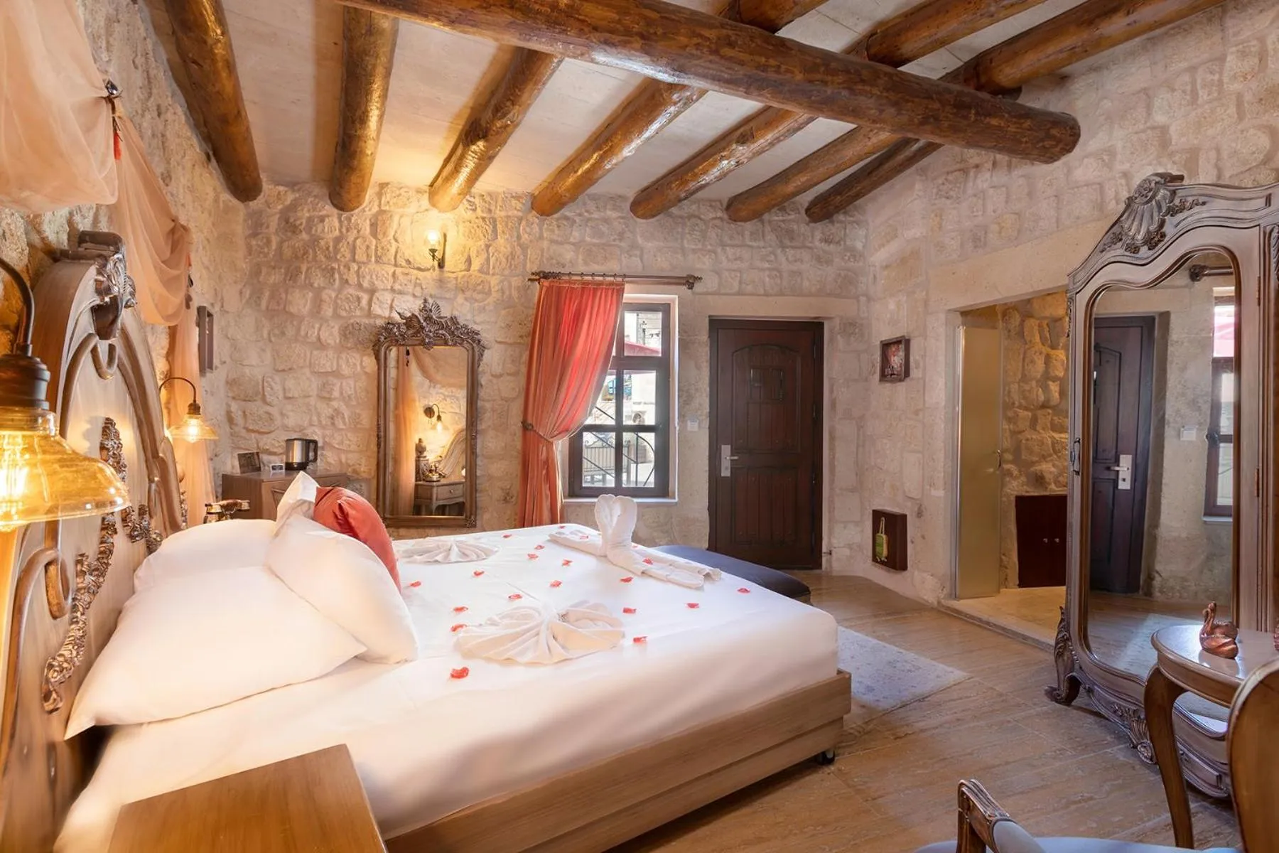 Photo of the whole room, Bed in Elysion Cave Suites