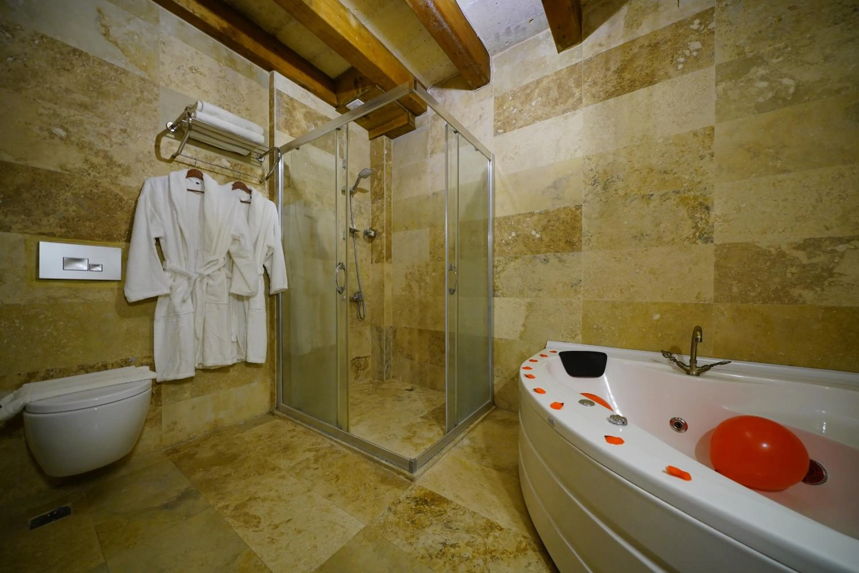 Hot Tub in Balloon Cave Hotel