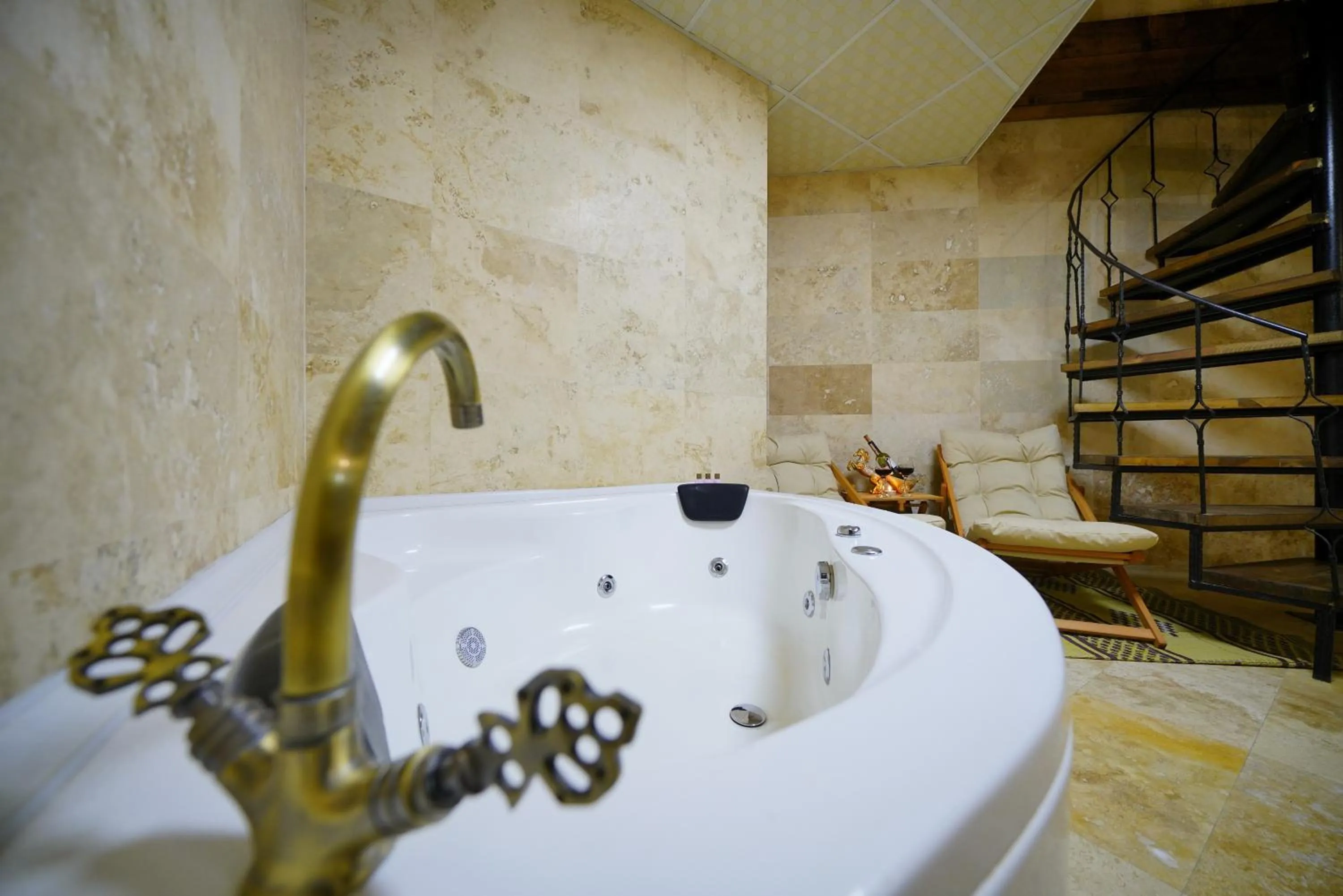 Hot Tub in Balloon Cave Hotel