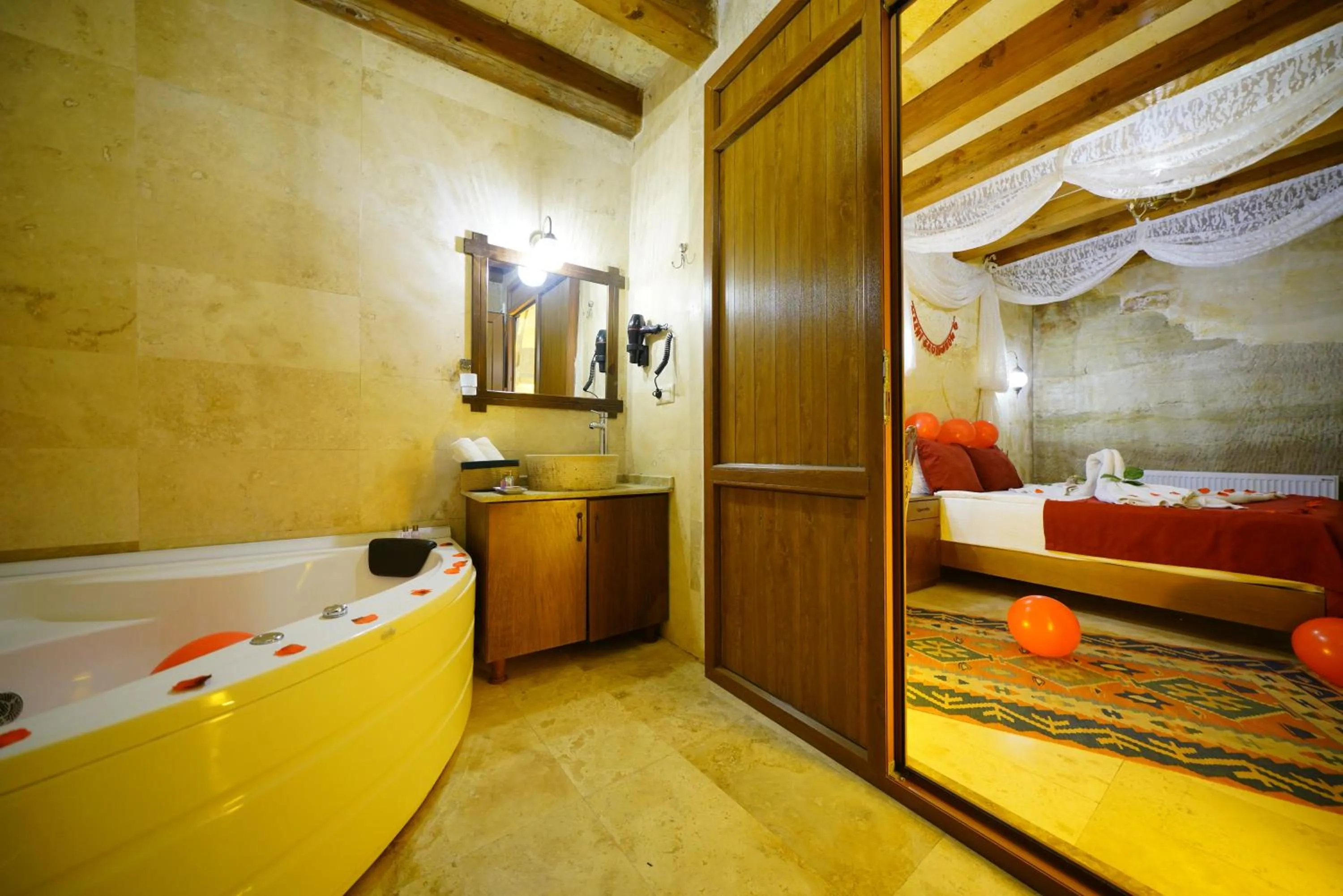 Hot Tub, Bed in Balloon Cave Hotel