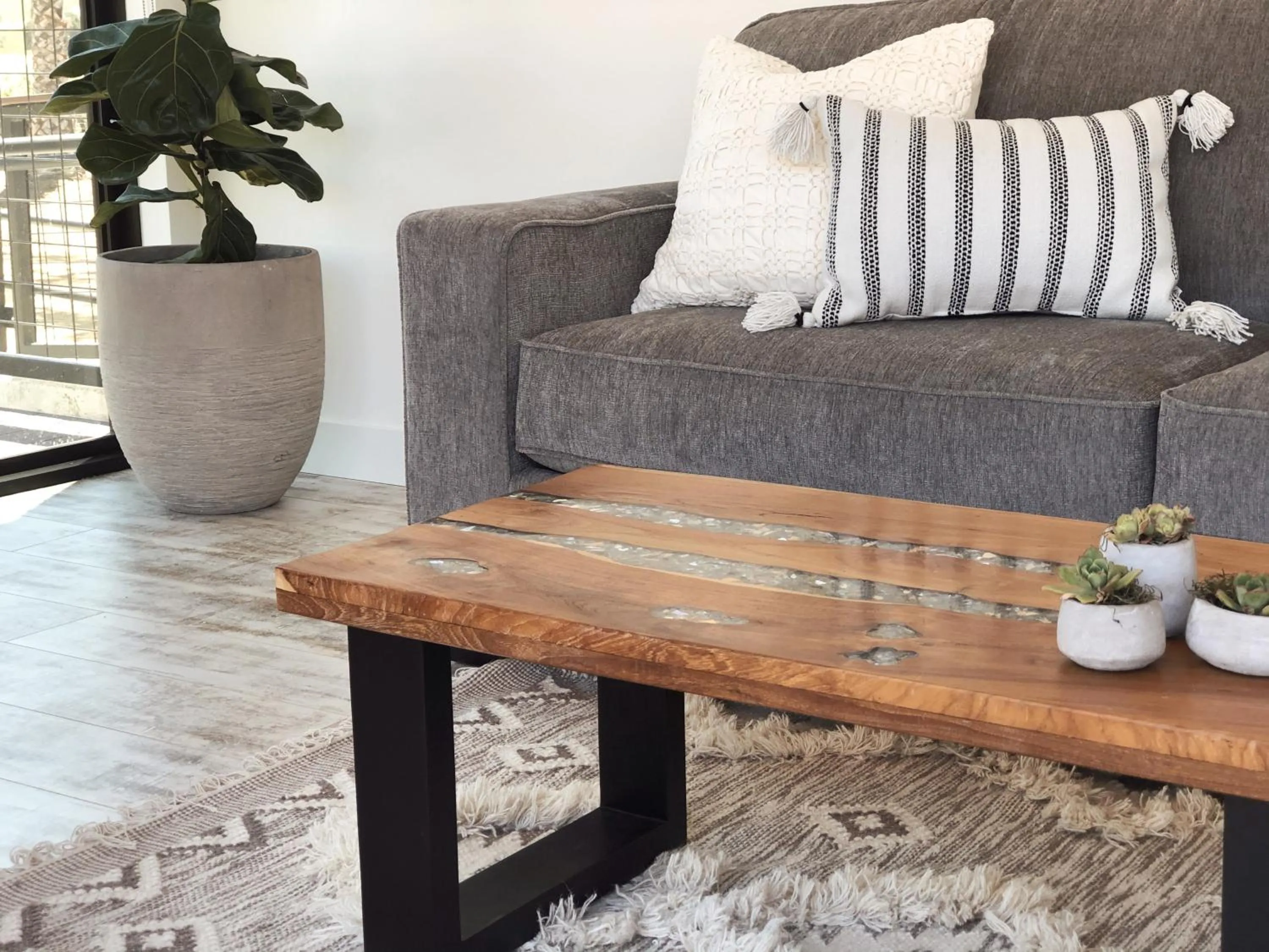 Living room in Geneseo Inn