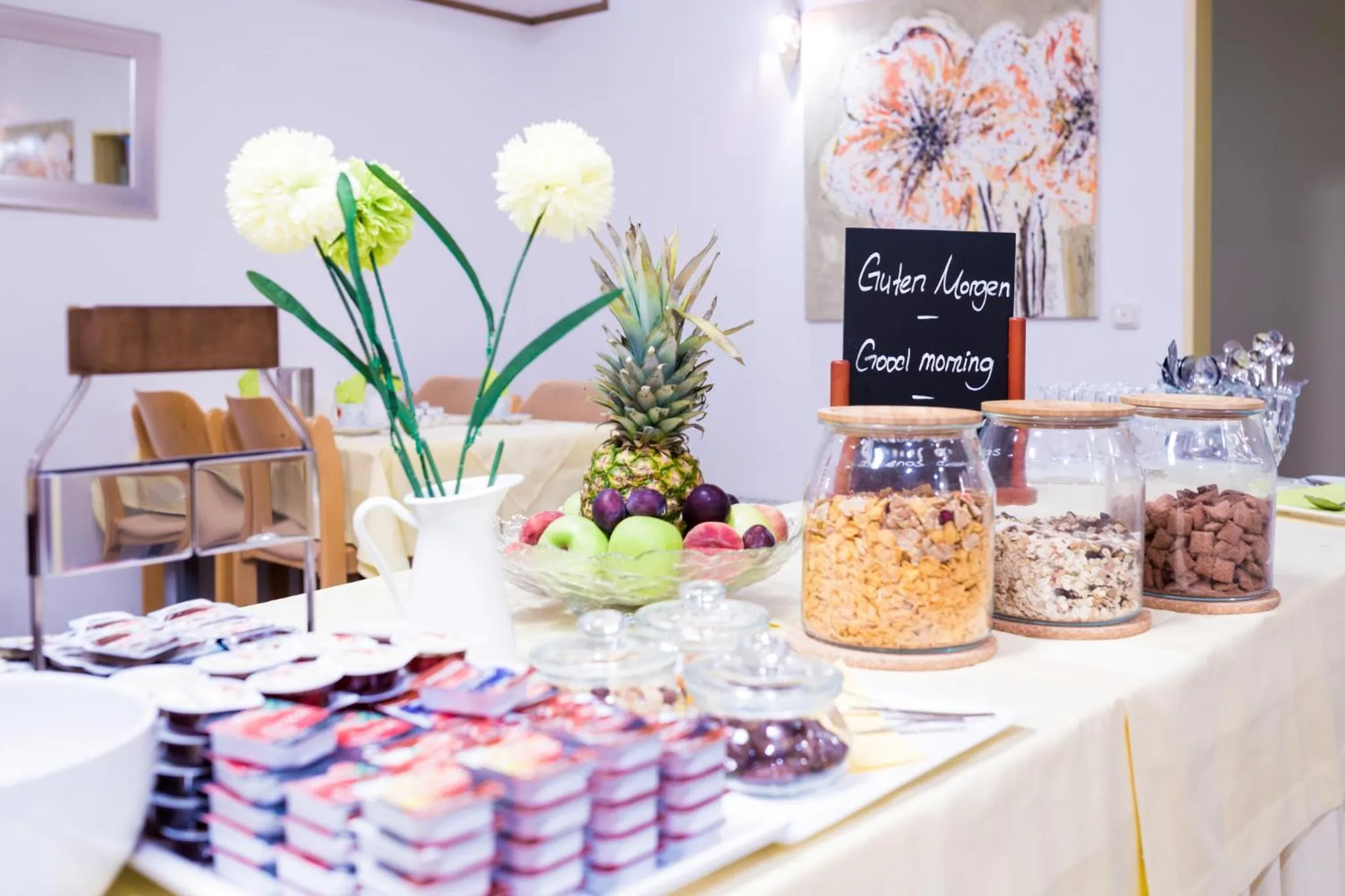 Buffet breakfast in Europa Hotel Garni free parking