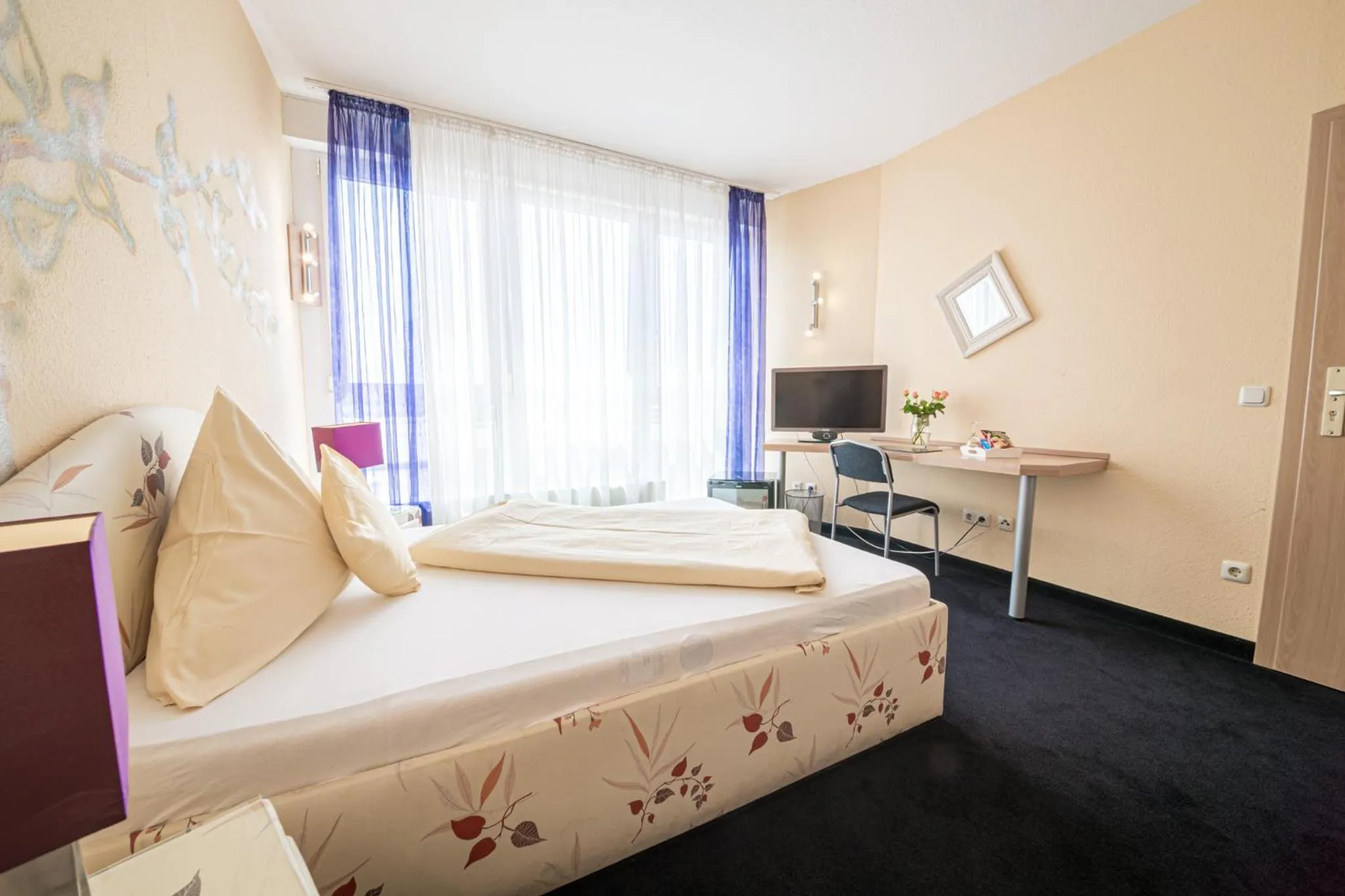 Bed in Europa Hotel Garni free parking
