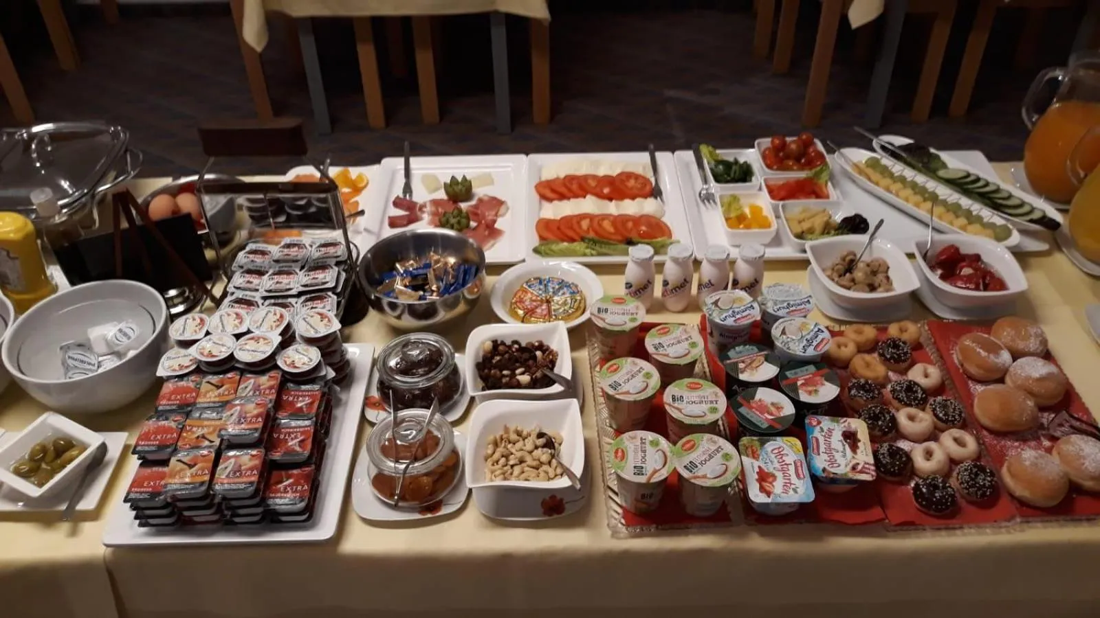 Buffet breakfast in Europa Hotel Garni free parking