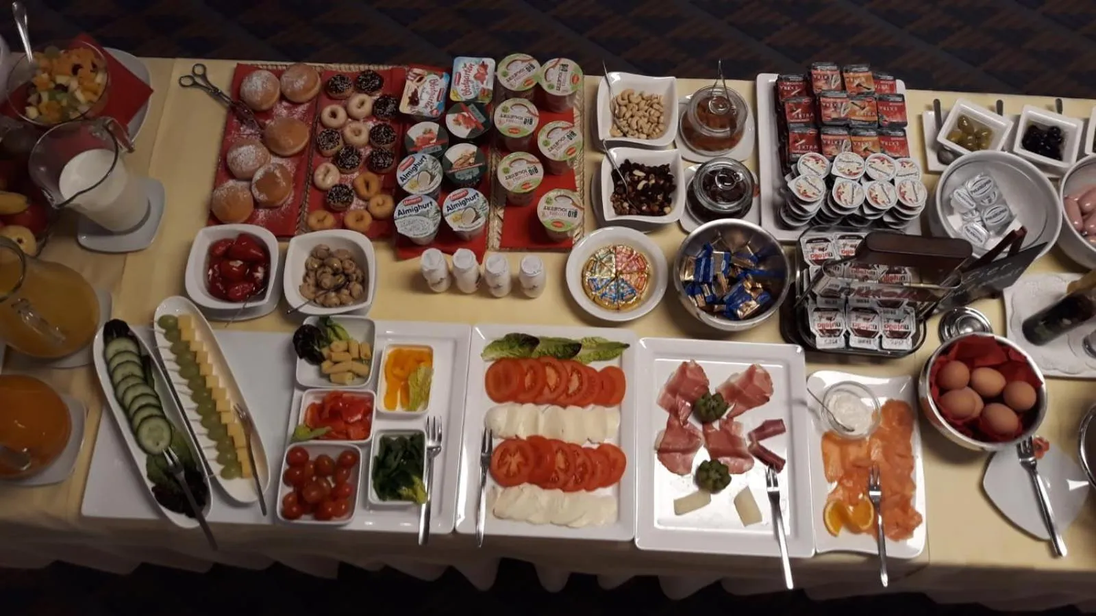 Buffet breakfast in Europa Hotel Garni free parking