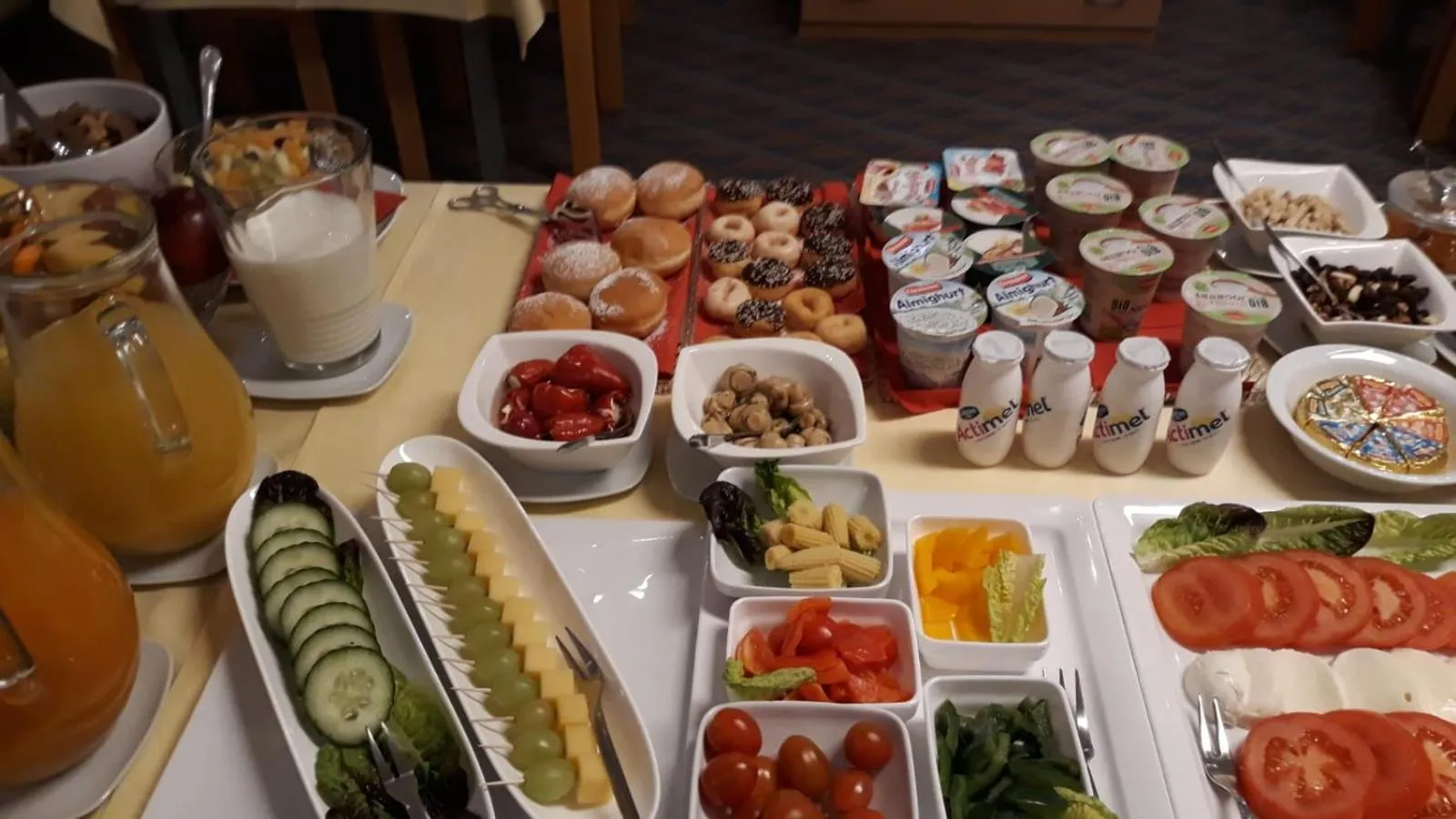 Buffet breakfast in Europa Hotel Garni free parking