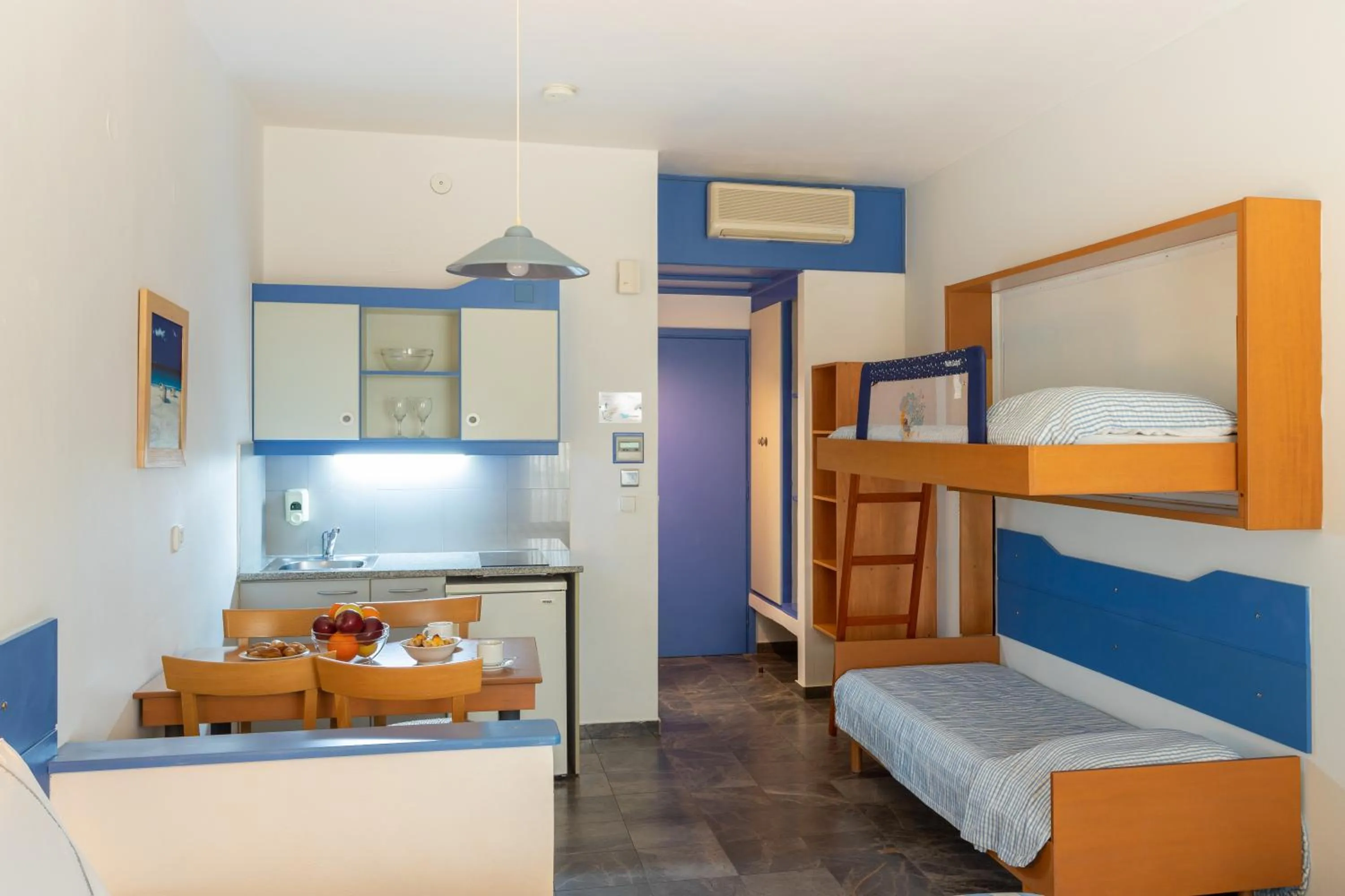 Kitchen or kitchenette, Bed in Ibiscos Garden Hotel