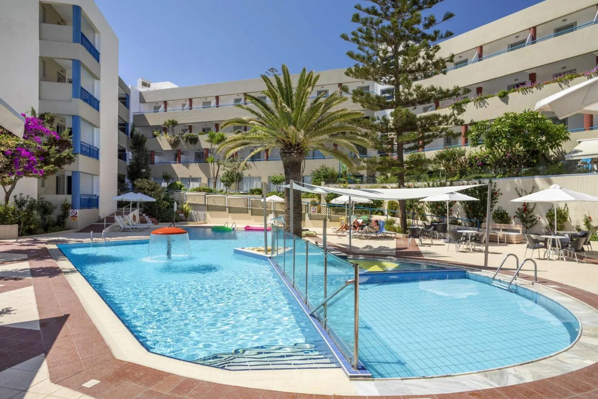 Swimming pool in Ibiscos Garden Hotel
