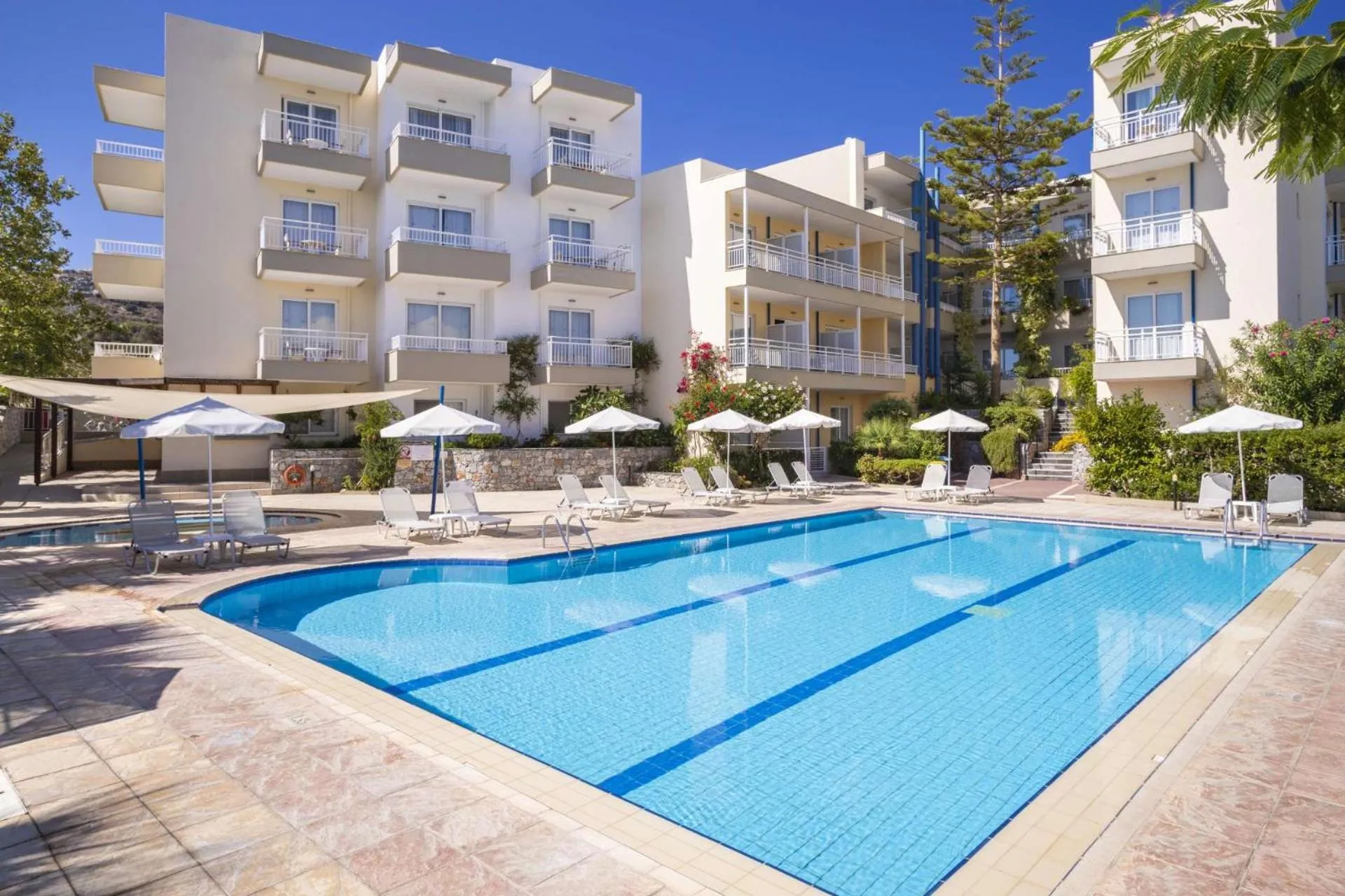 Swimming pool in Ibiscos Garden Hotel