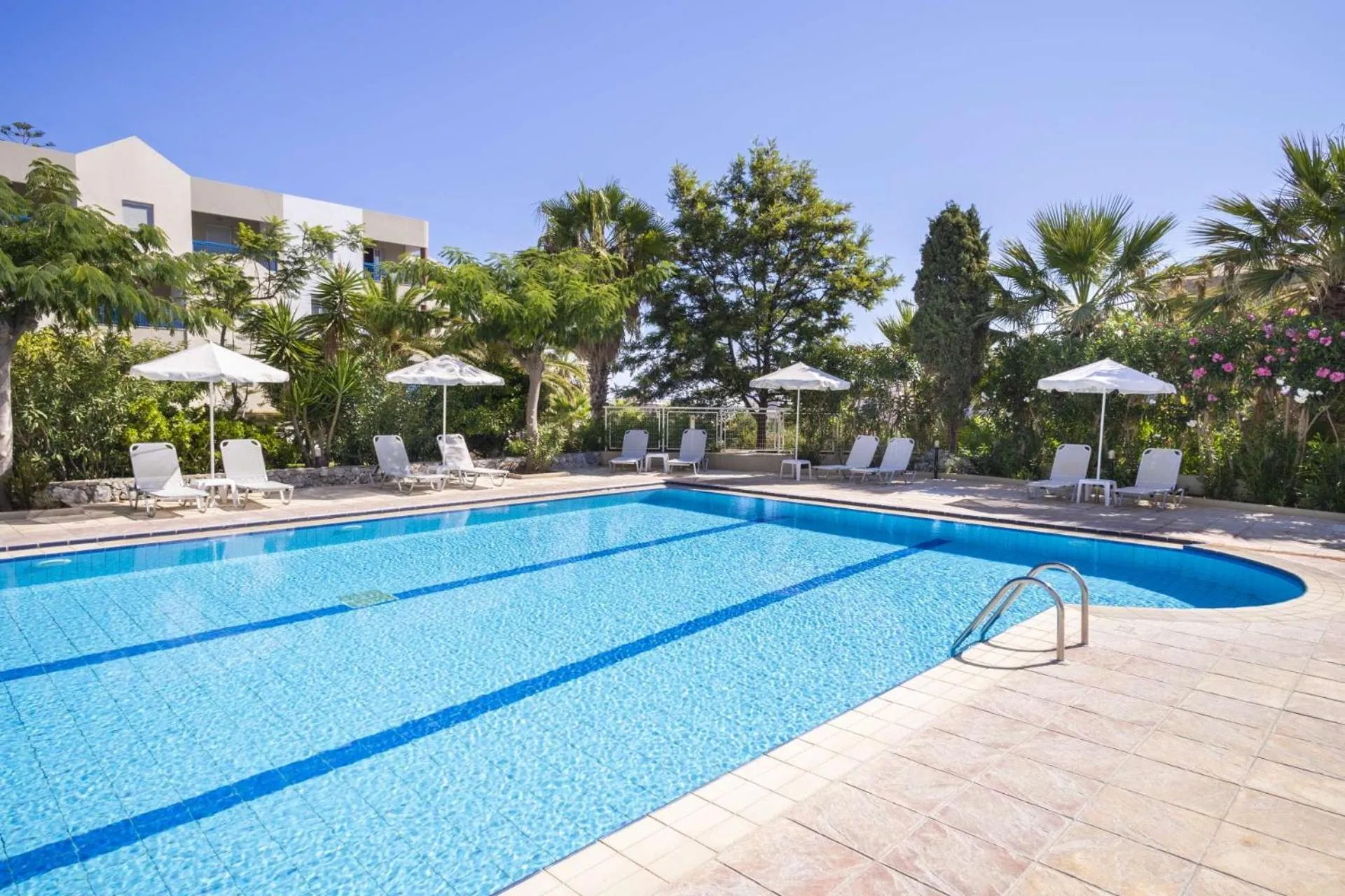 Swimming pool in Ibiscos Garden Hotel