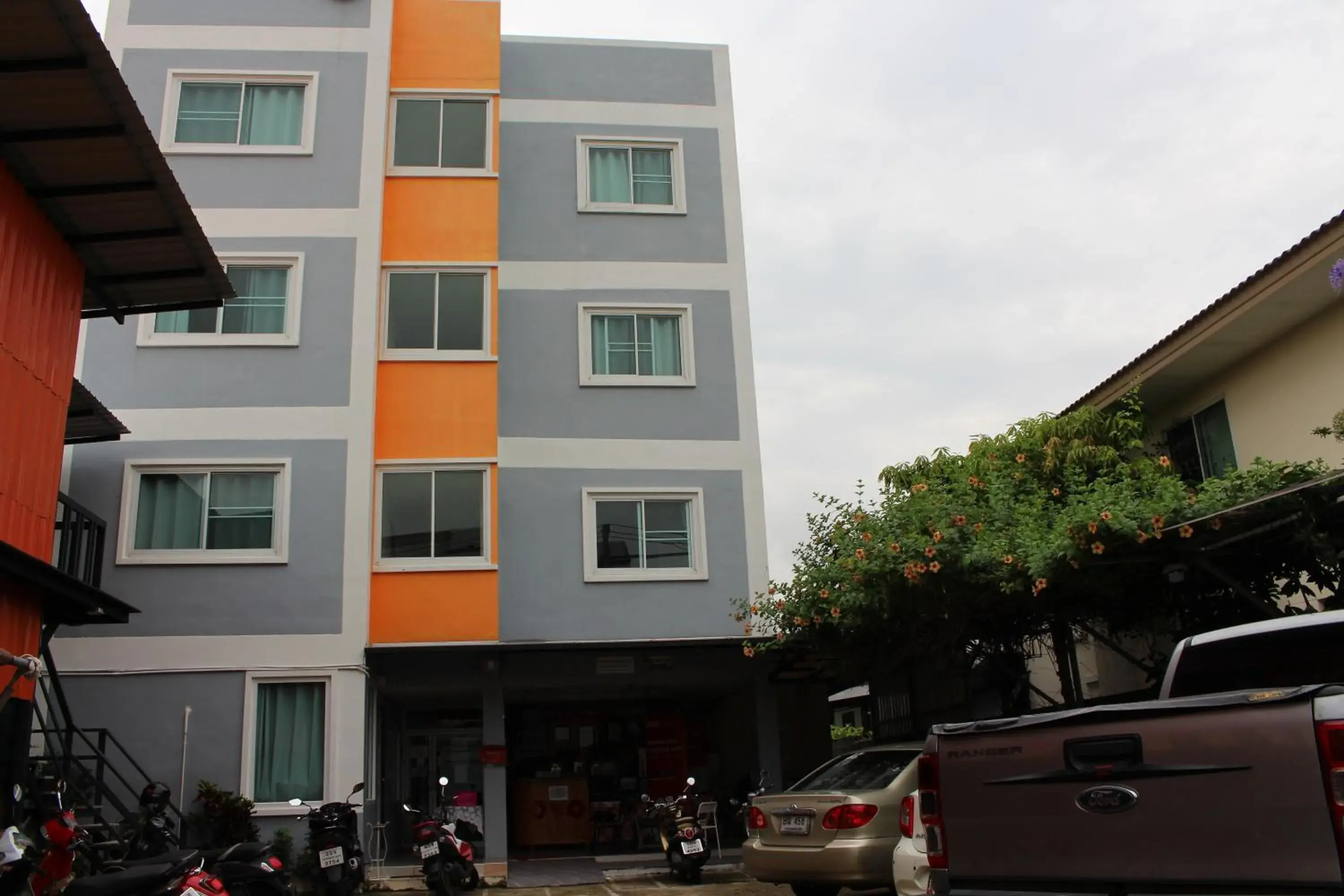 Property building in Awa Don Muang Property building in Awa Don Muang