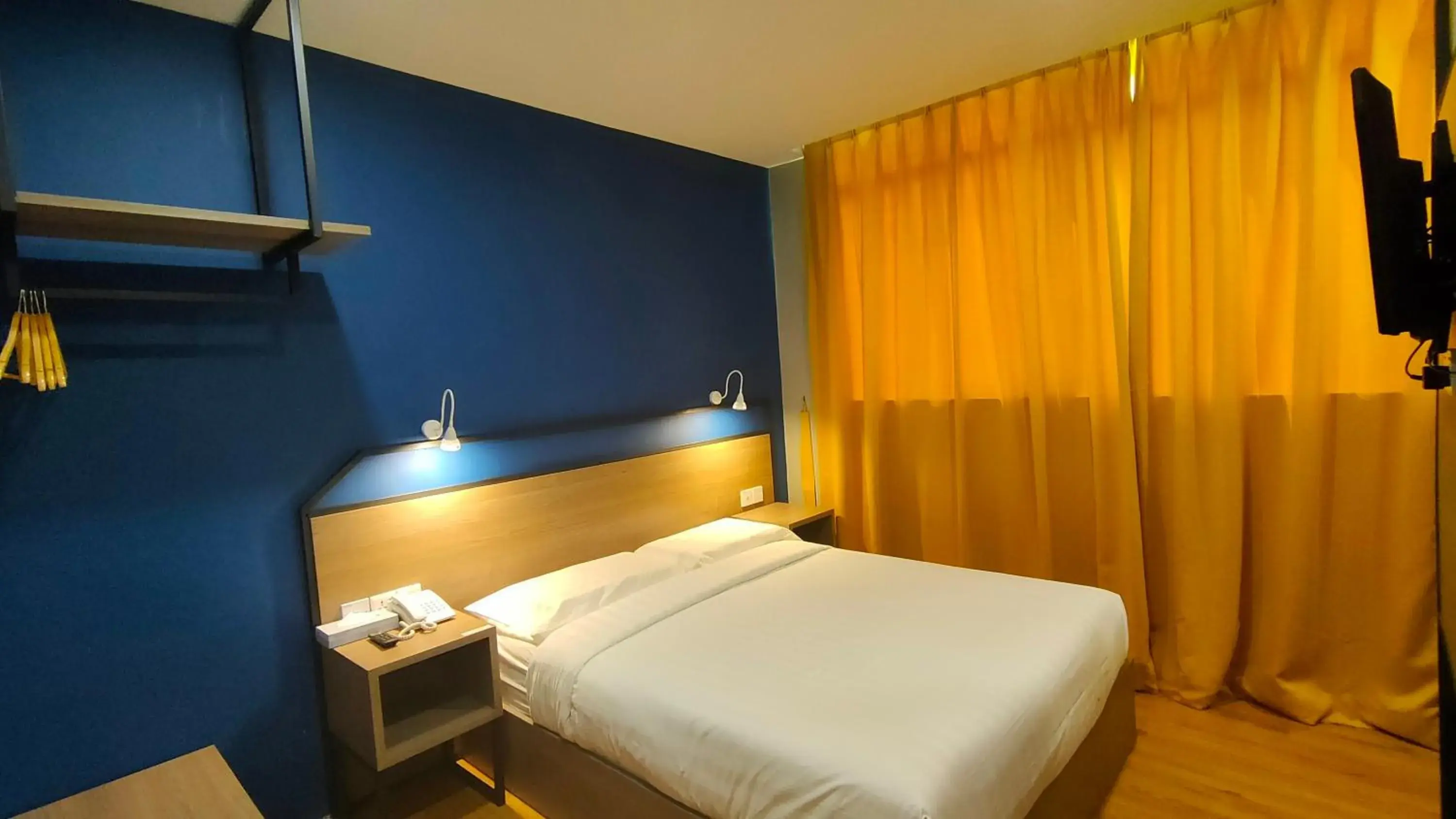 Photo of the whole room, Bed in Uptown Hotel Photo of the whole room, Bed in Uptown Hotel