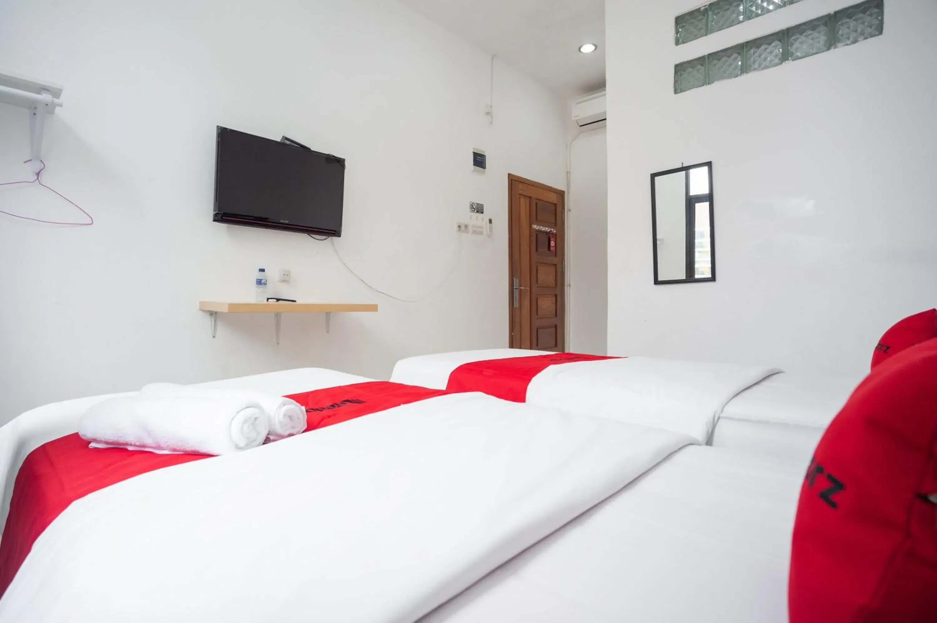 Standard Twin Room in RedDoorz at Jalan Bangau Palembang Standard Twin Room in RedDoorz at Jalan Bangau Palembang