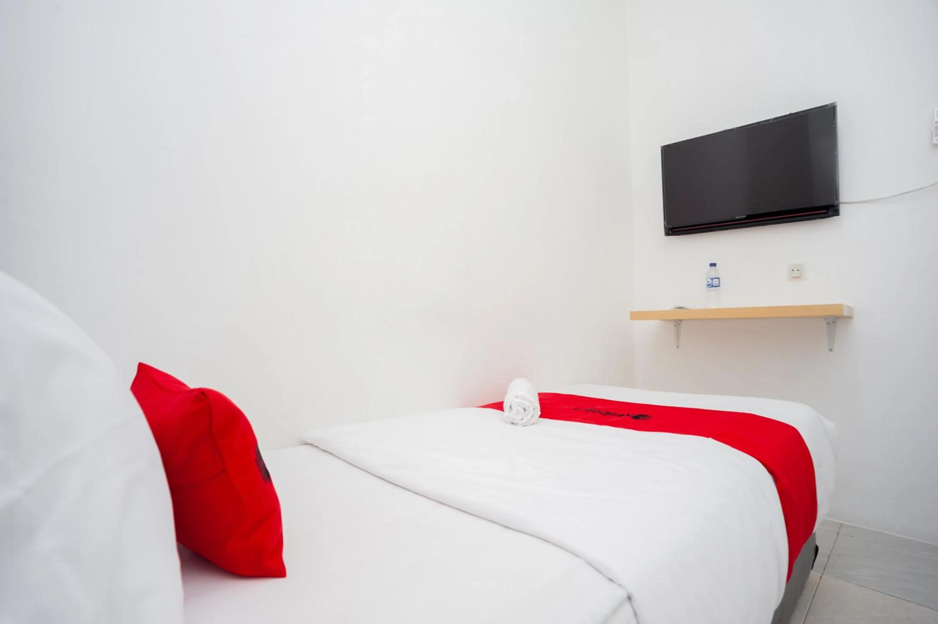 Bedroom, Bed in RedDoorz at Jalan Bangau Palembang