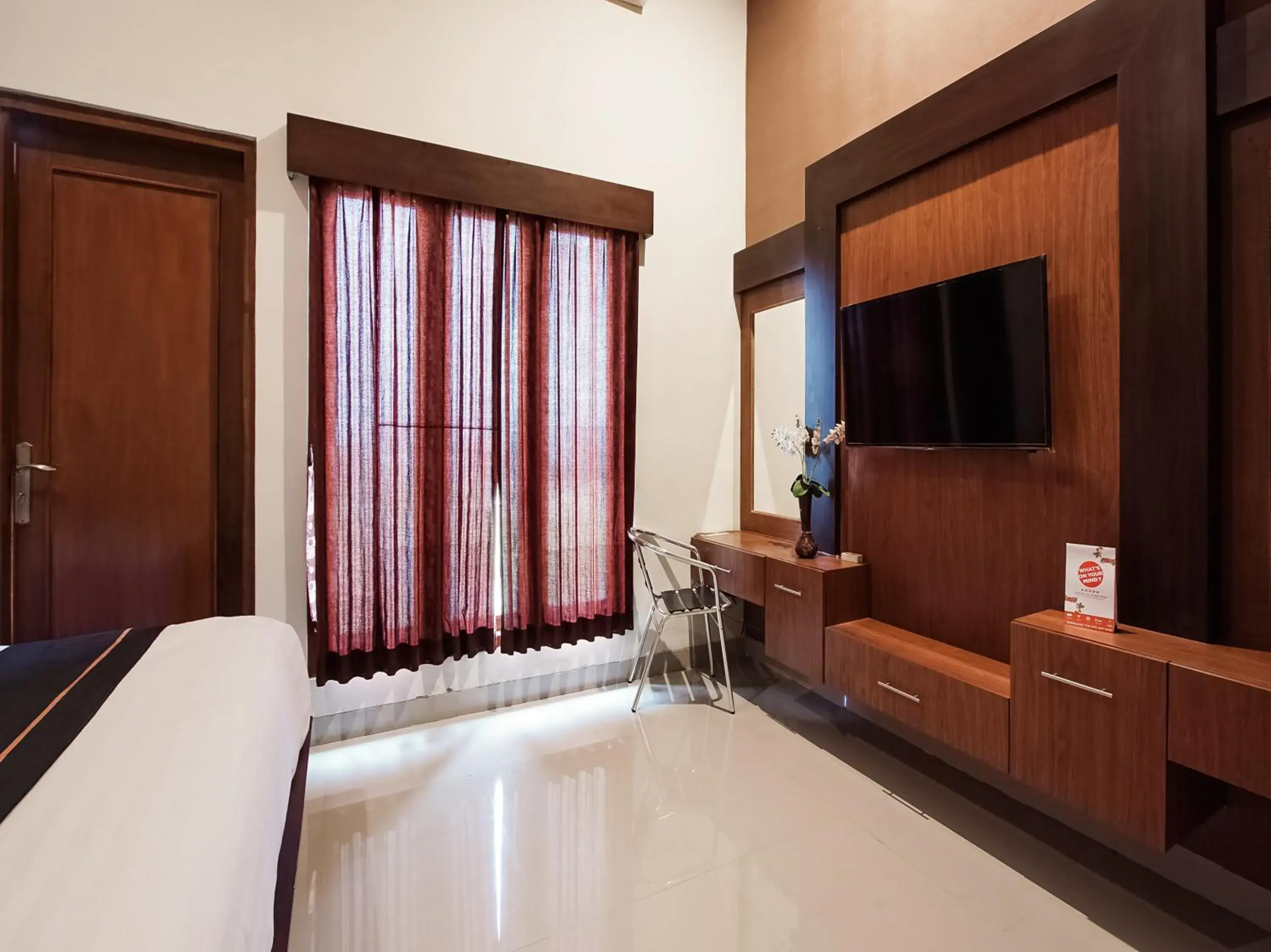 Bedroom, TV/Entertainment Center in OYO 3935 Artha Ambarukmo Exclusive