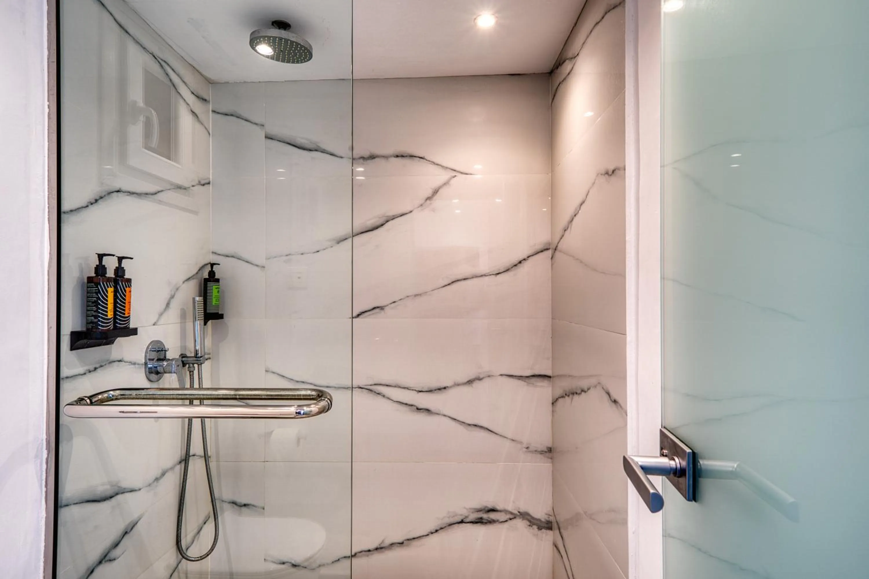 Shower in San Antonio Summerland