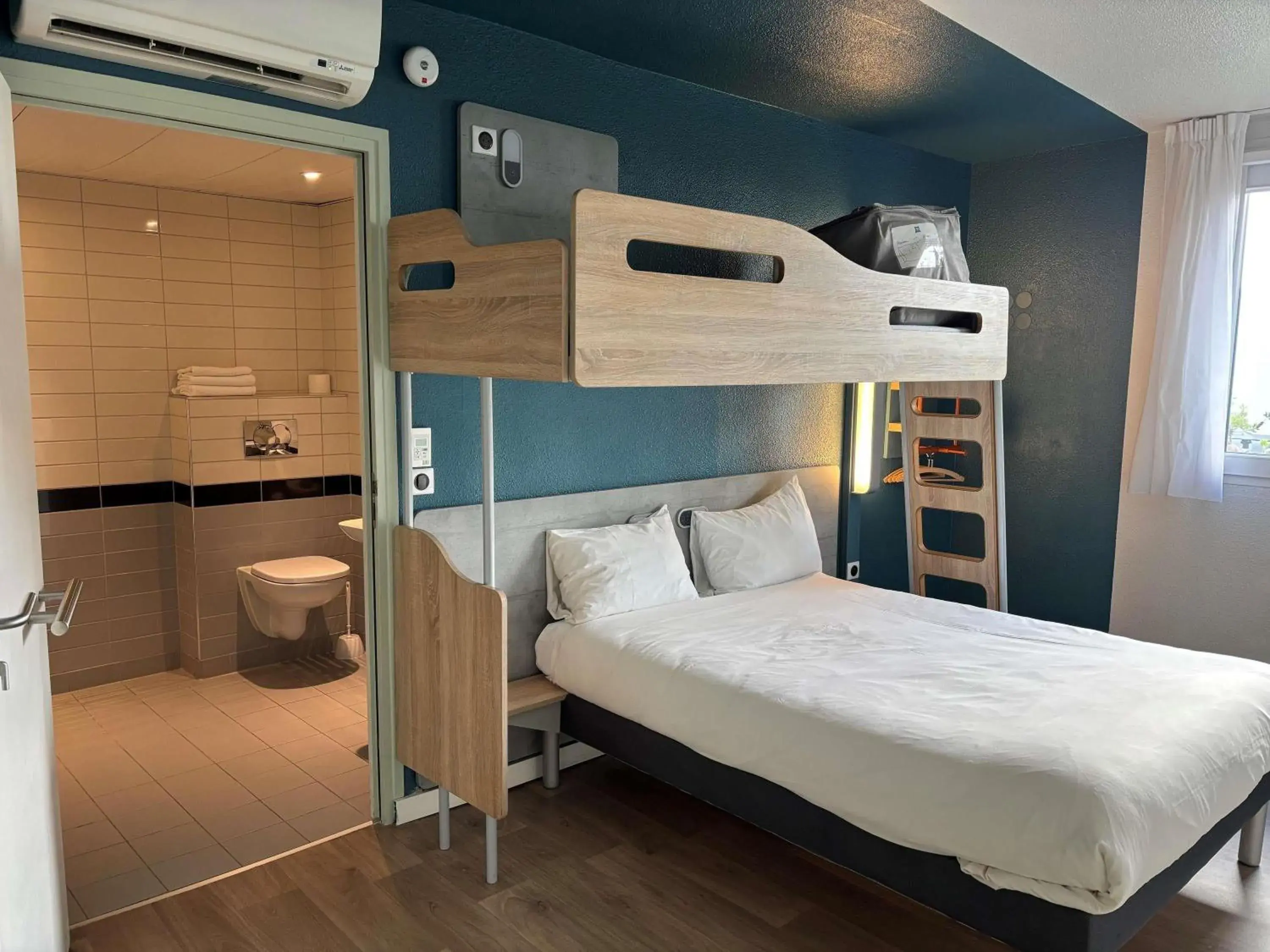 Bedroom, Bed in ibis Budget Le Treport Mers Les Bains Bedroom, Bed in ibis Budget Le Treport Mers Les Bains