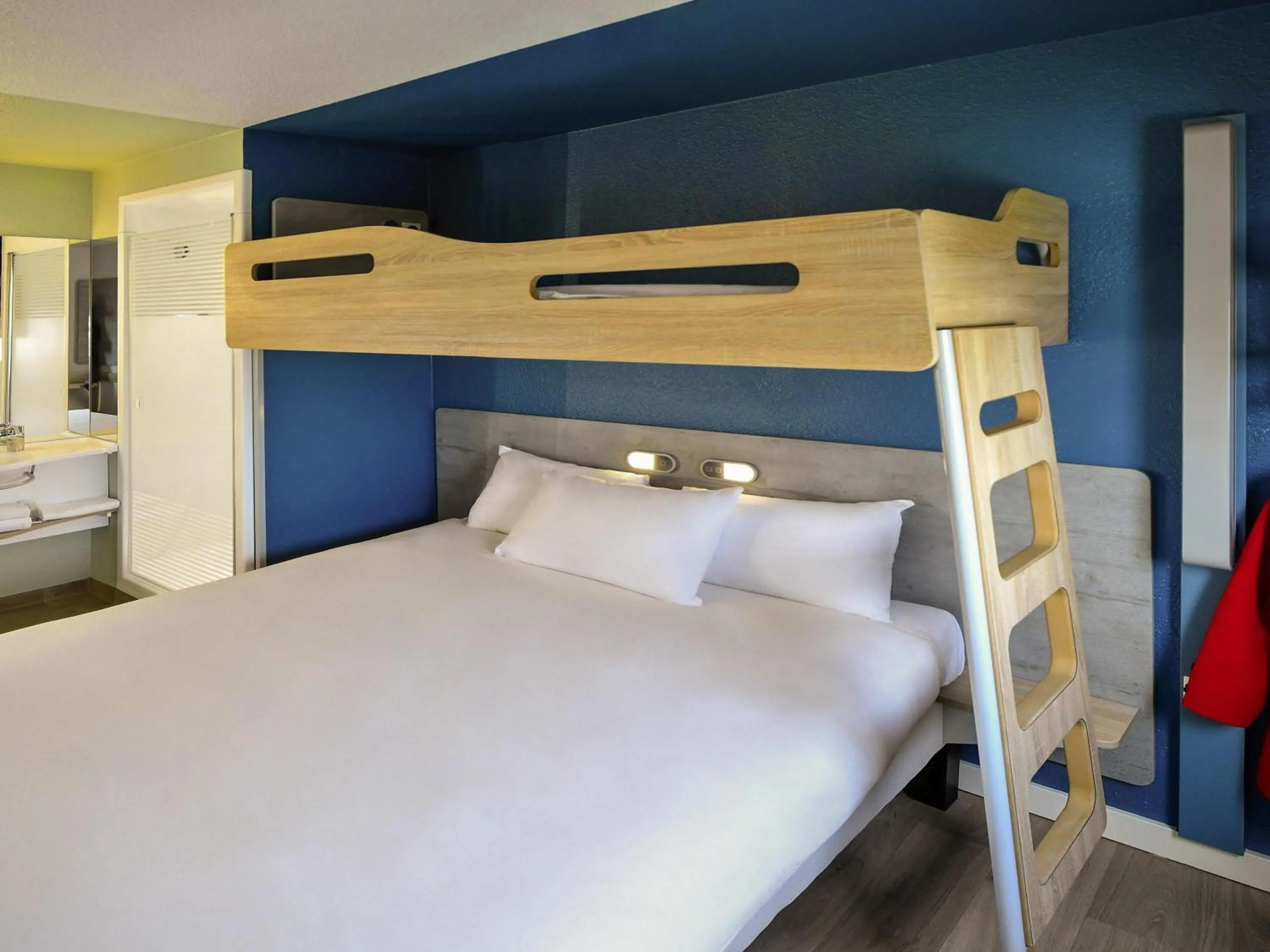 Bedroom, Bed in ibis Budget Le Treport Mers Les Bains