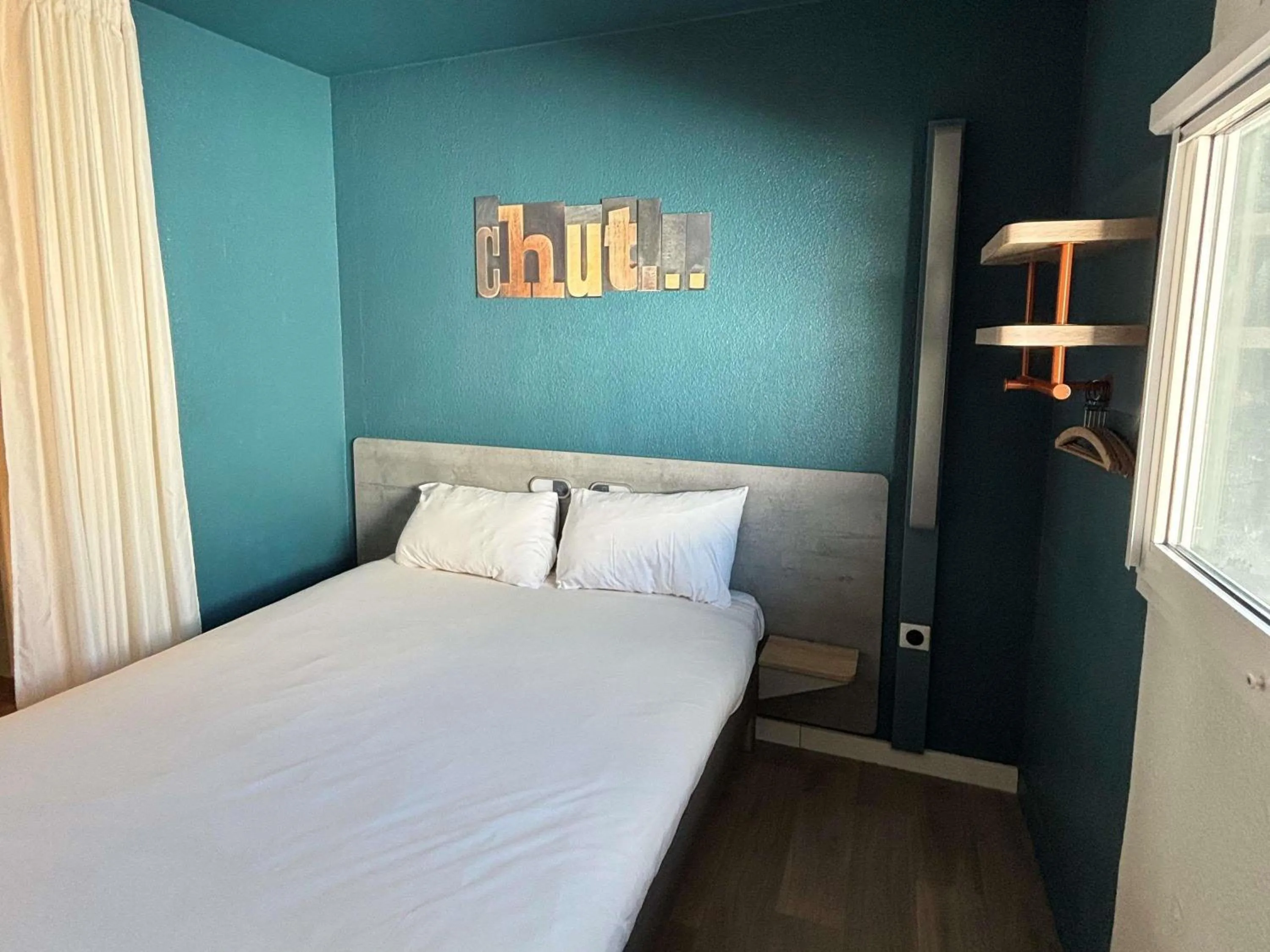 Bedroom, Bed in ibis Budget Le Treport Mers Les Bains