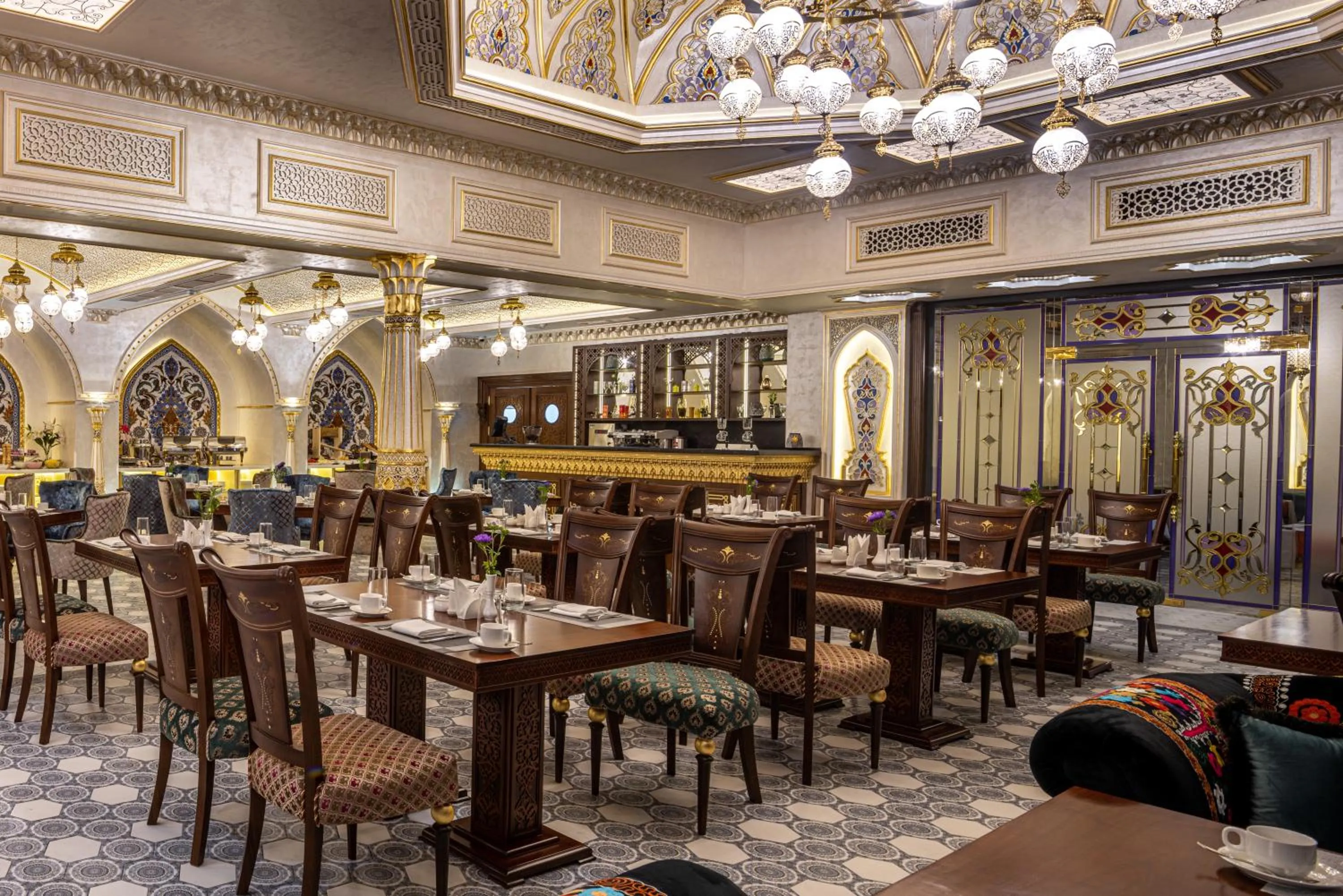 Restaurant/places to eat in Manor Hotel