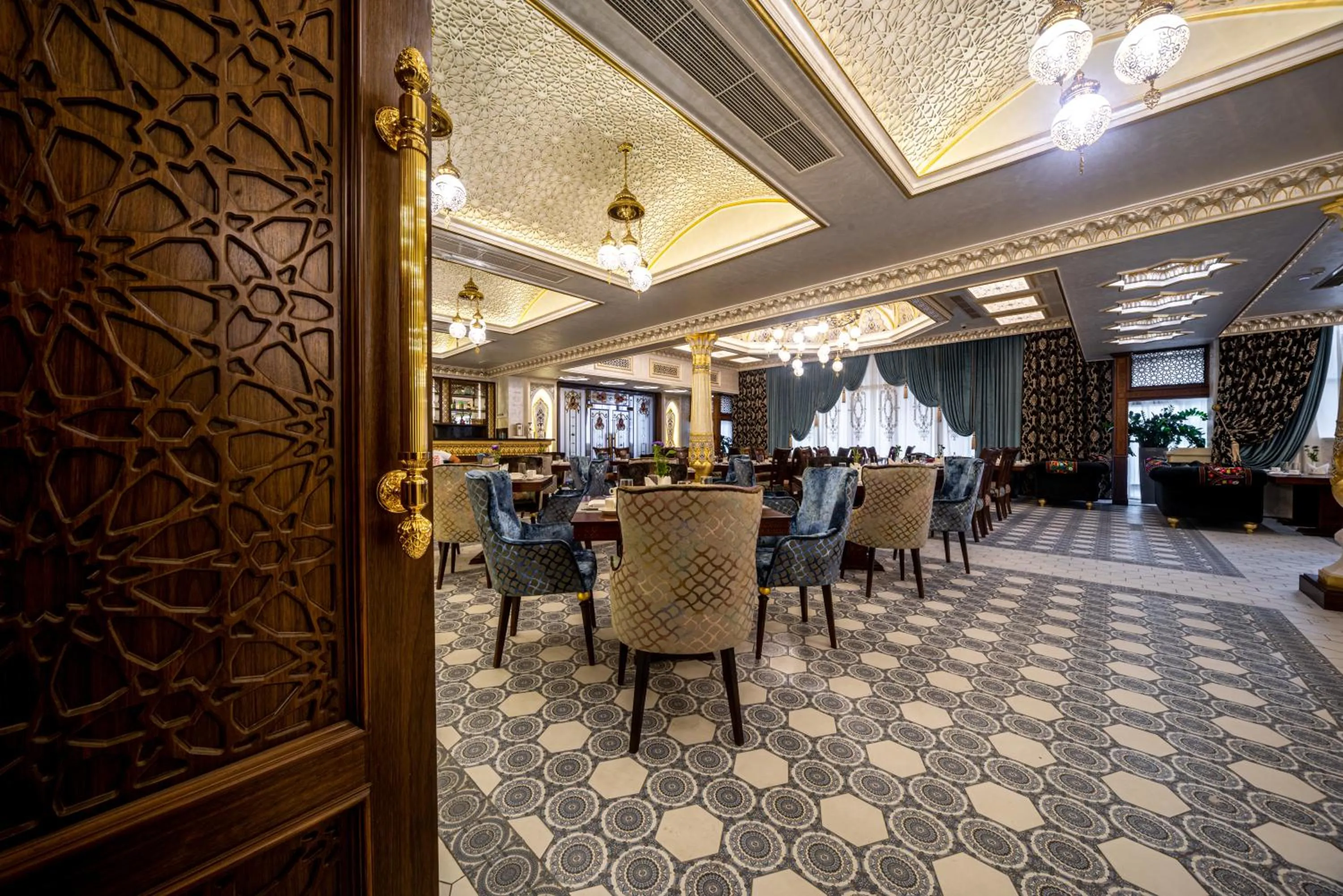 Restaurant/places to eat in Manor Hotel